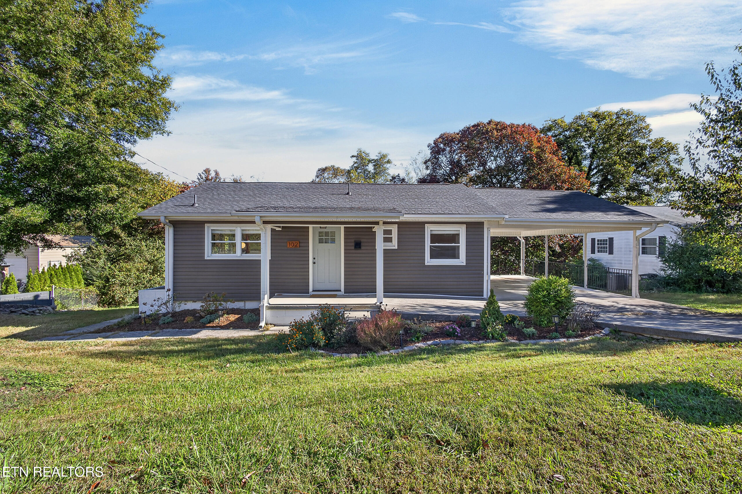 102 Poplar Rd — photo