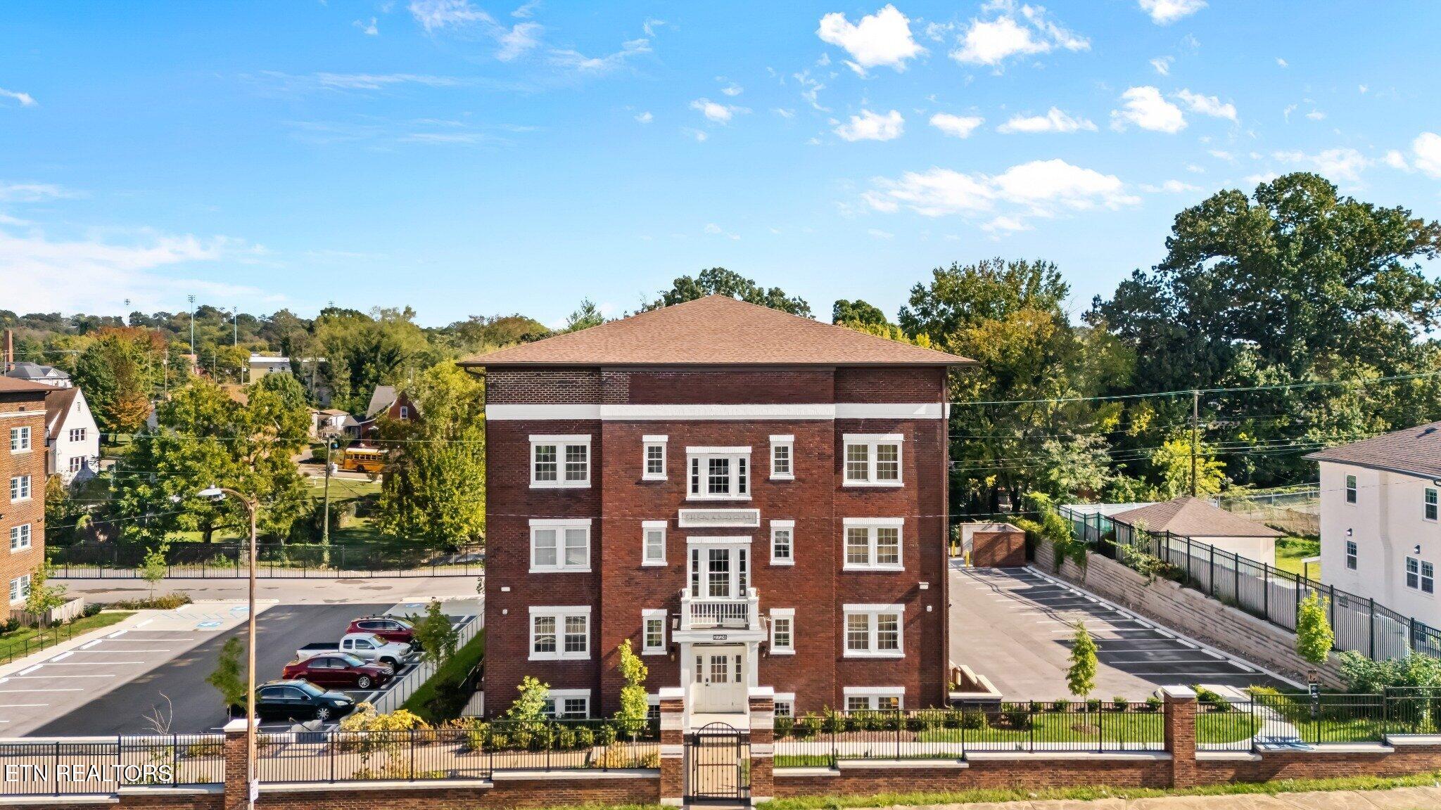 2724 E Magnolia Ave Unit 301 — photo