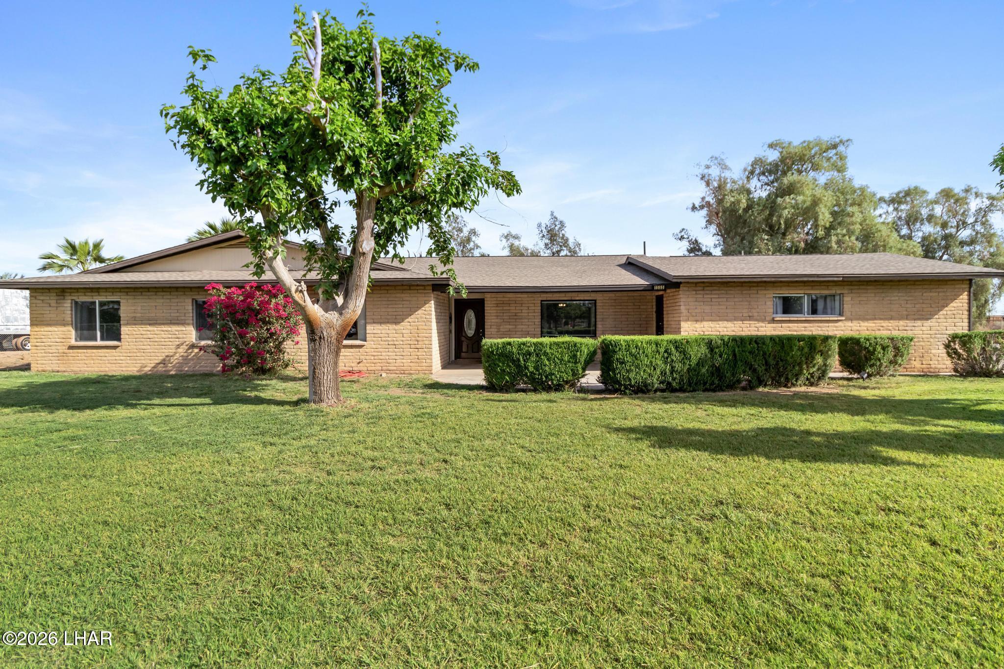 1555 E Poplar Dr — photo