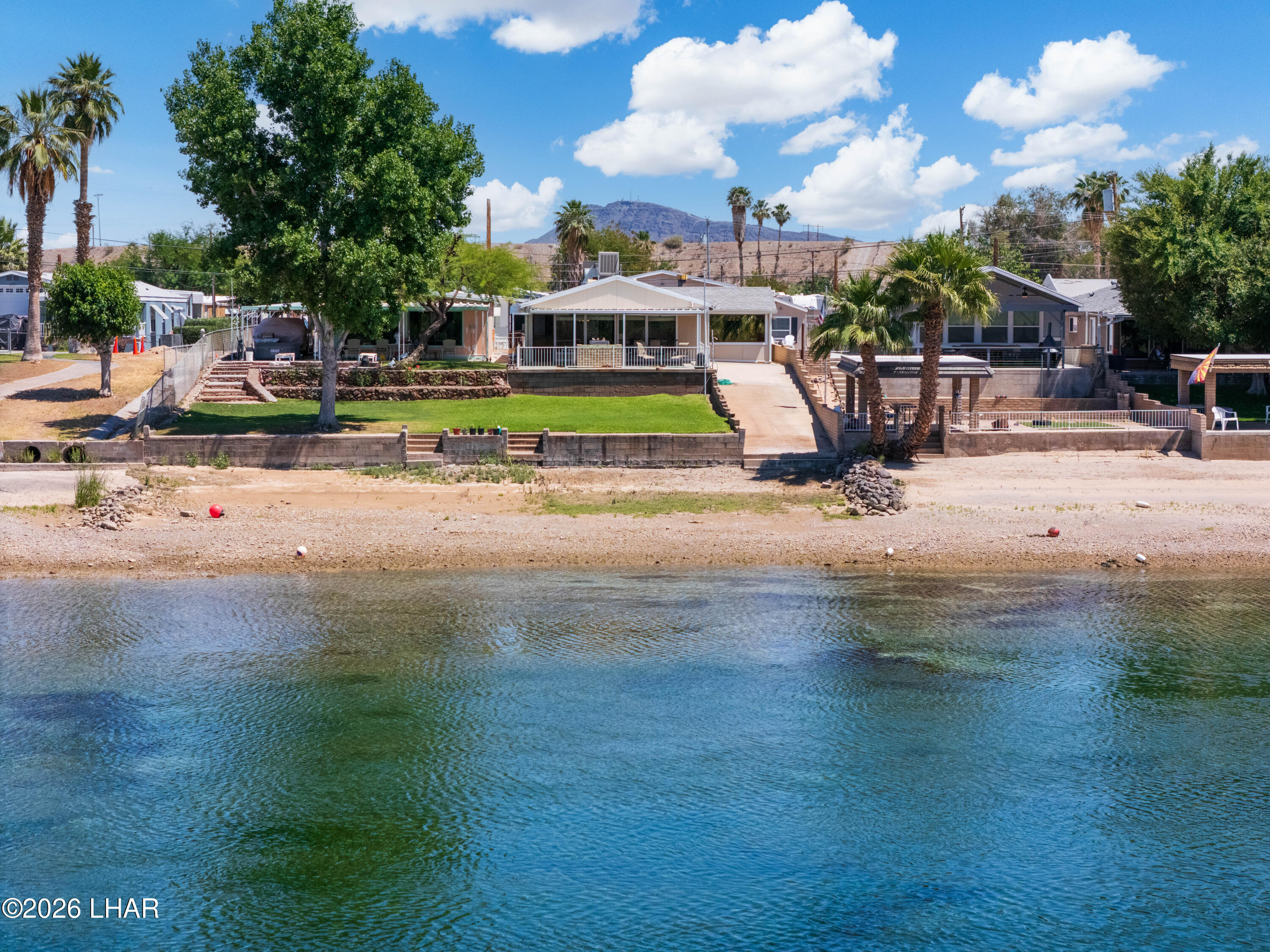 256 E Riverfront Dr — photo