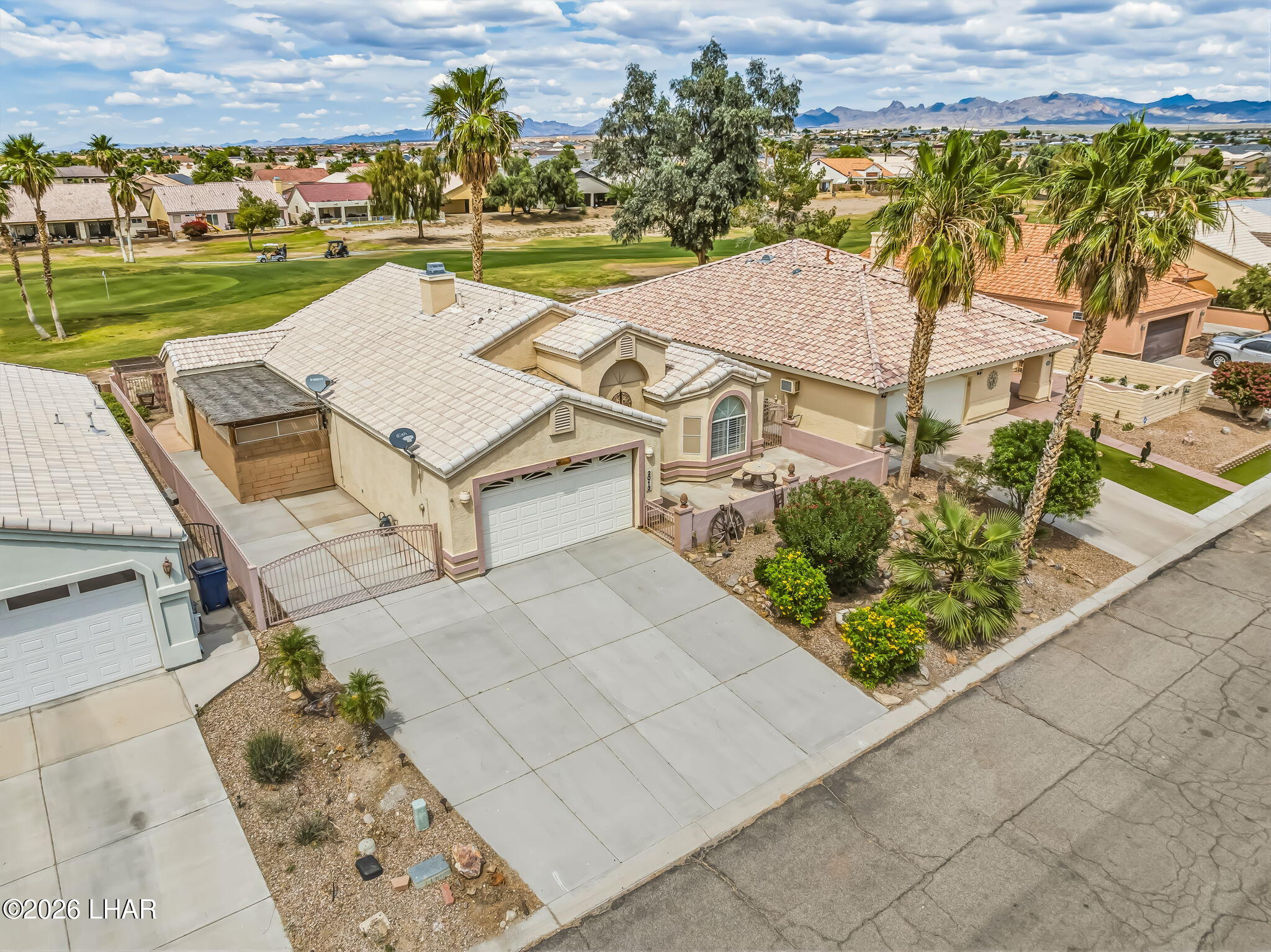 2013 E Desert Lakes Dr — photo