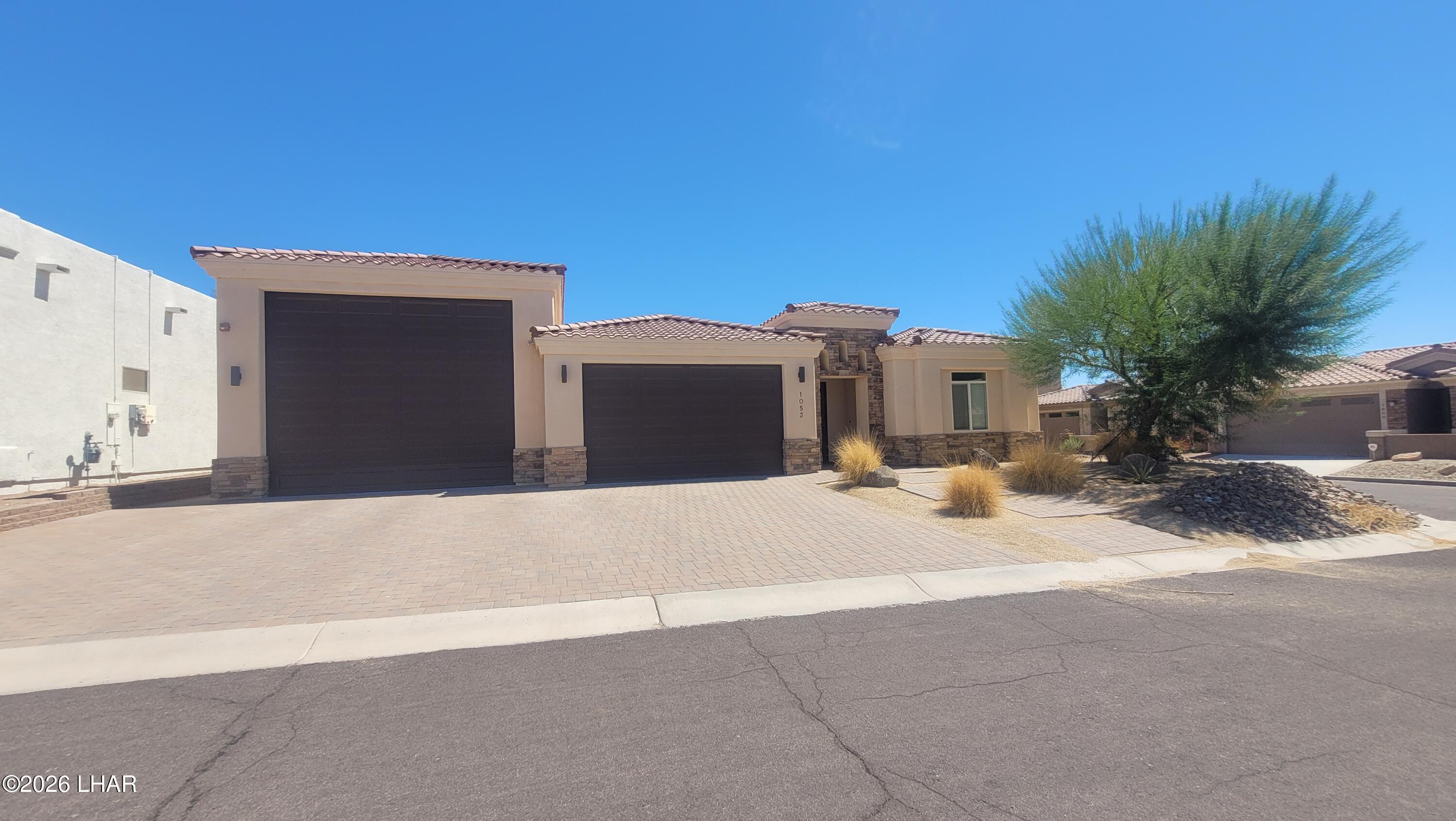 1053 Montrose Dr — photo