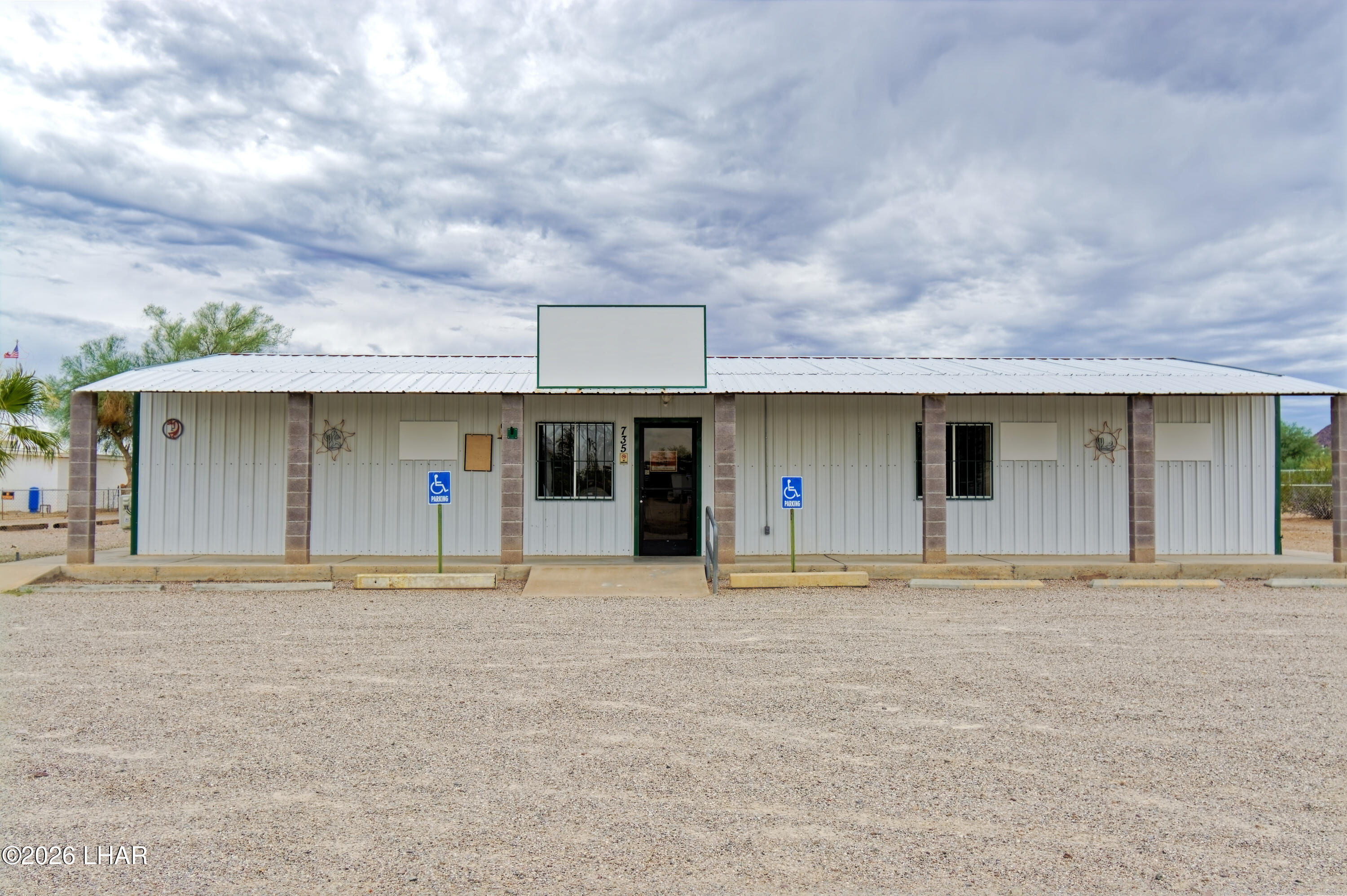 735 W Cowell St — photo