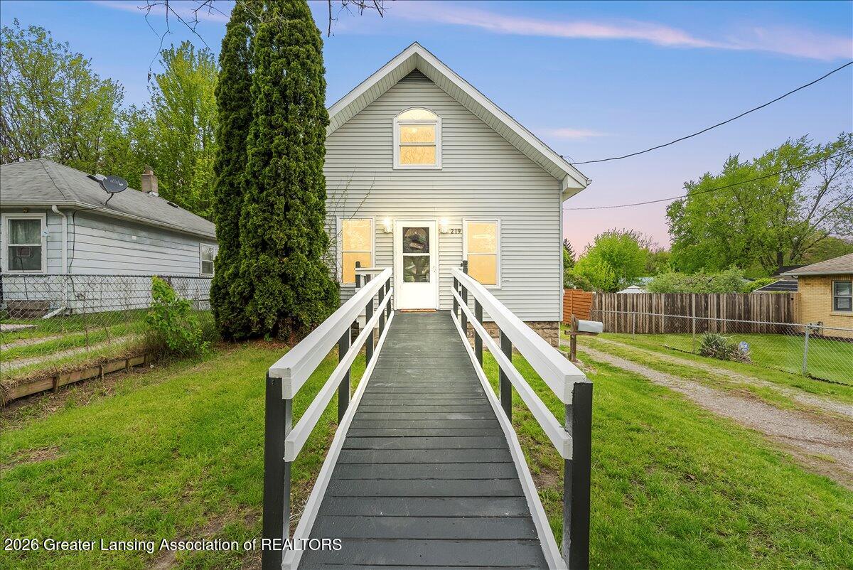 219 E Harris Street — photo