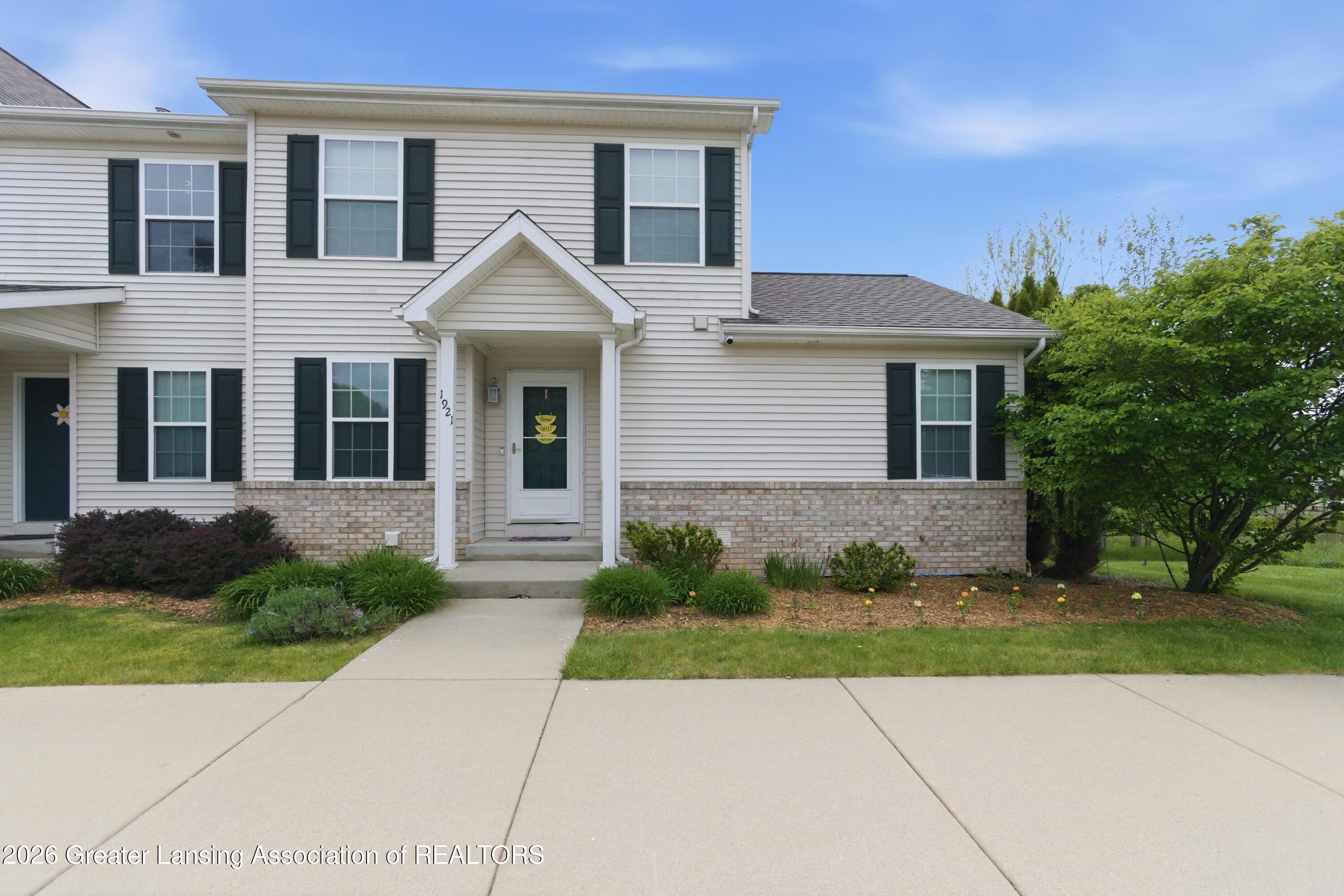 1921 Redbud Lane — photo