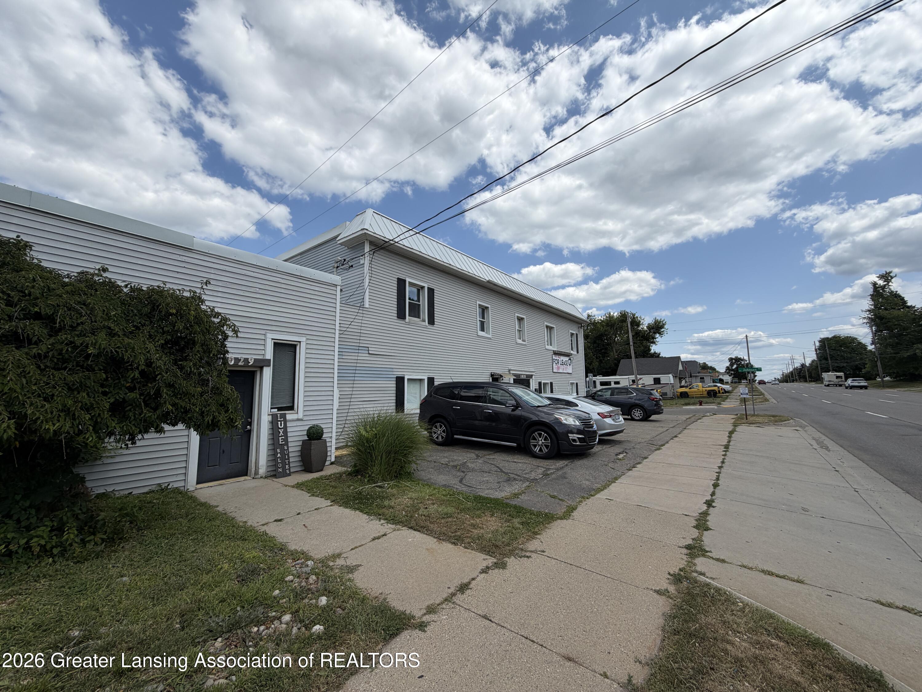 1031 E Saginaw Street — photo
