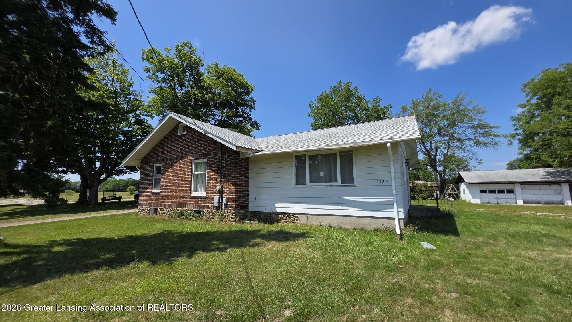 1323 E Willoughby Road — photo