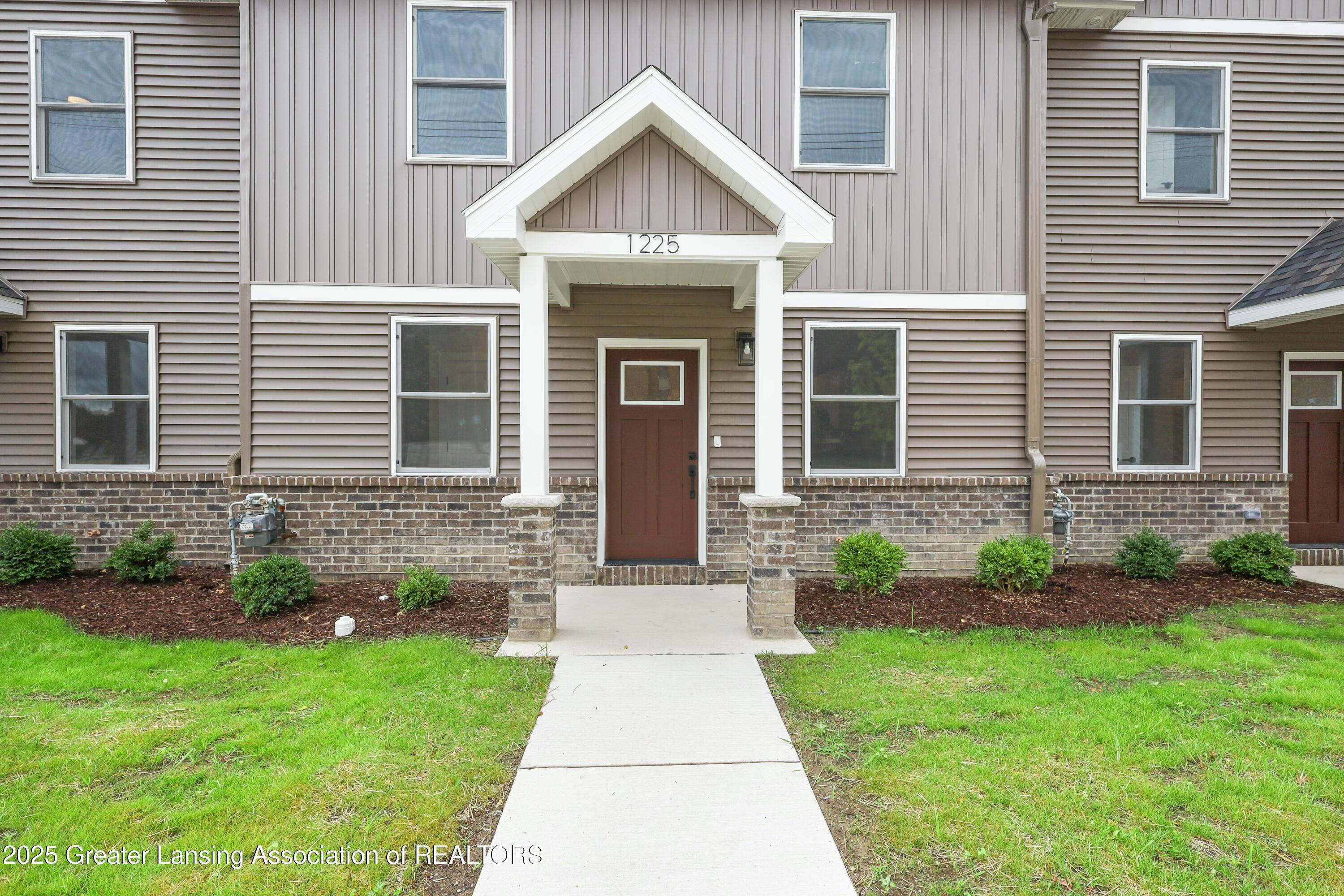 1225 W Saginaw Street — photo