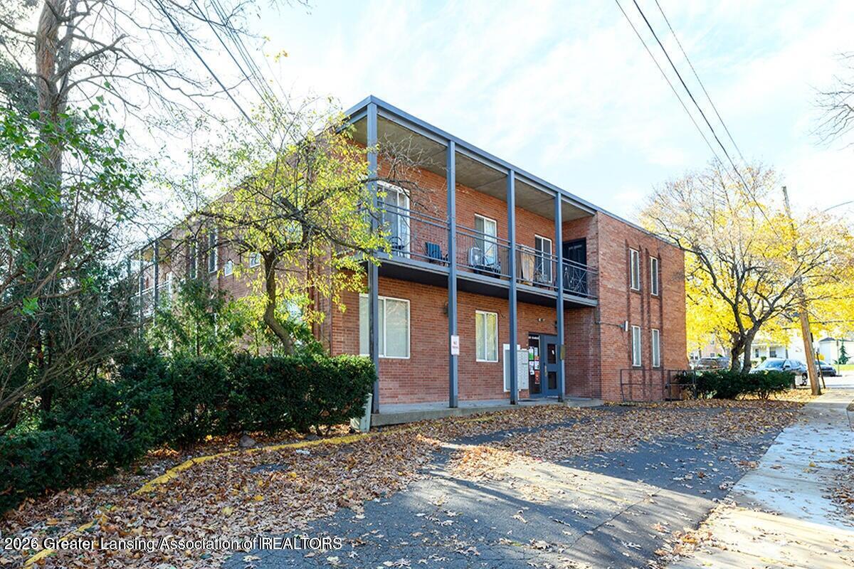 351 Oakhill Avenue Unit 303 — photo