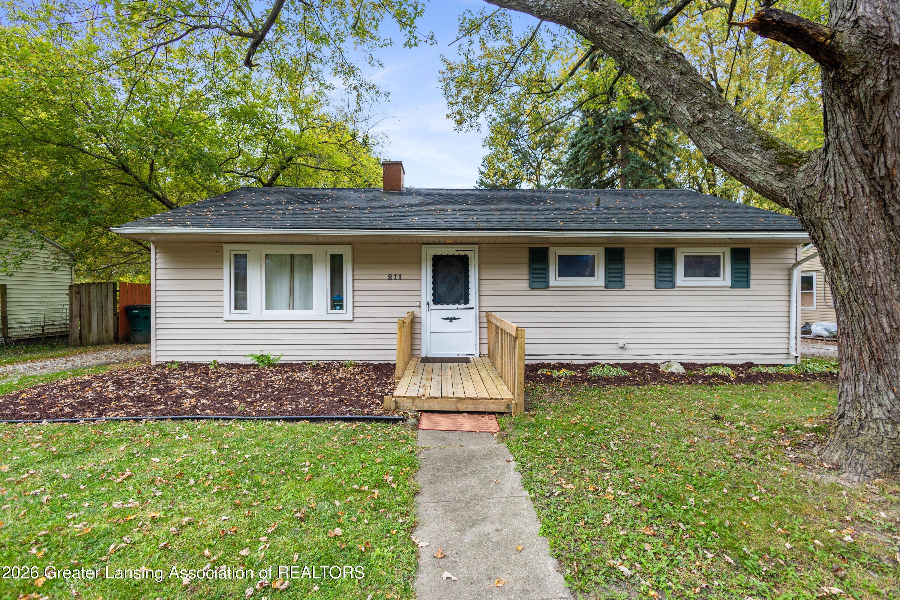 211 W Howe Avenue — photo