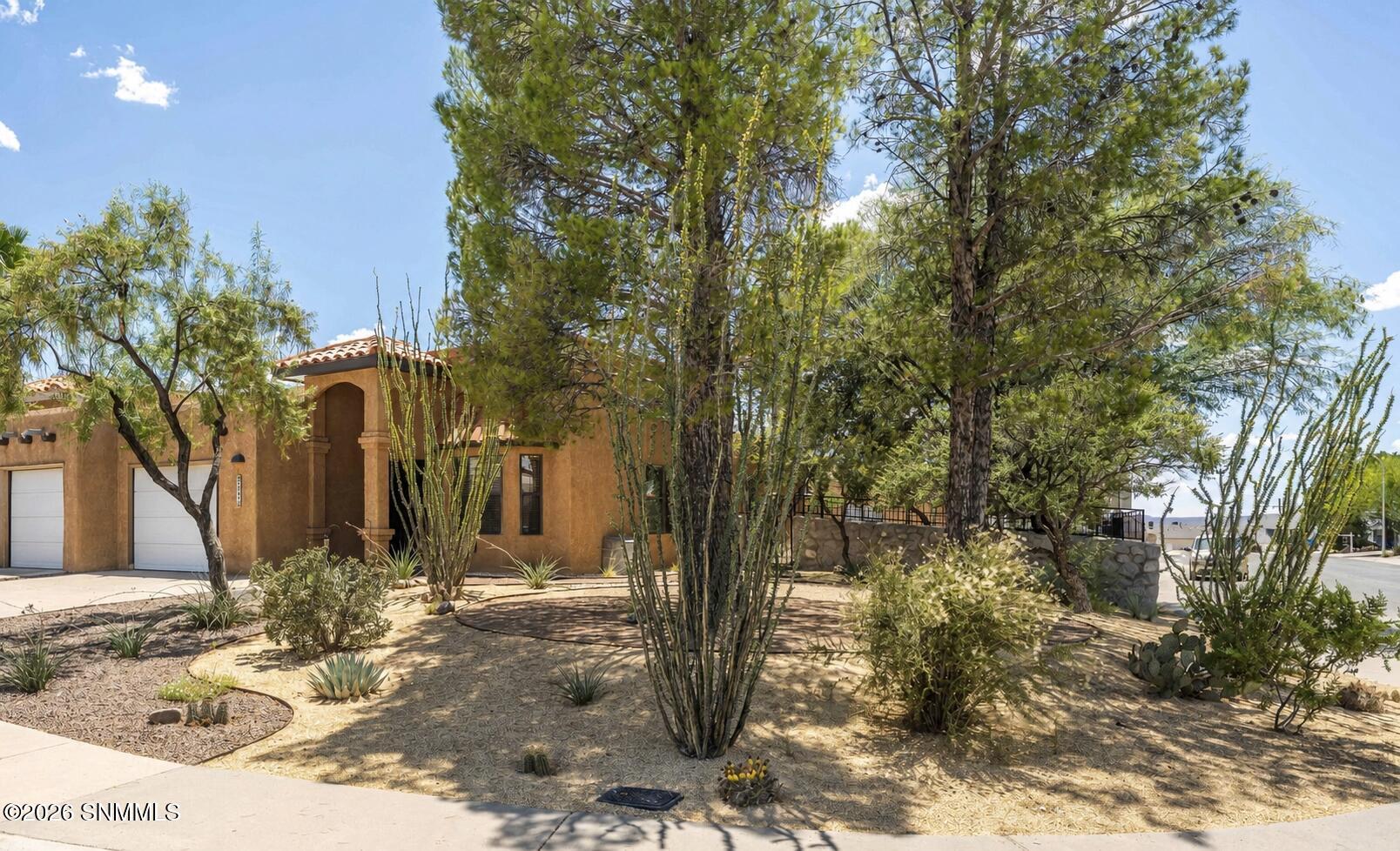 2083 Pinecone Way — photo