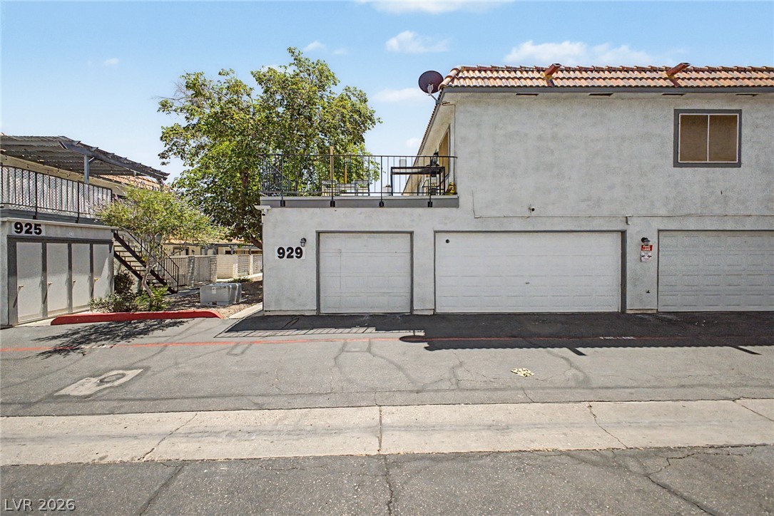 929 Willow Tree Drive D — photo