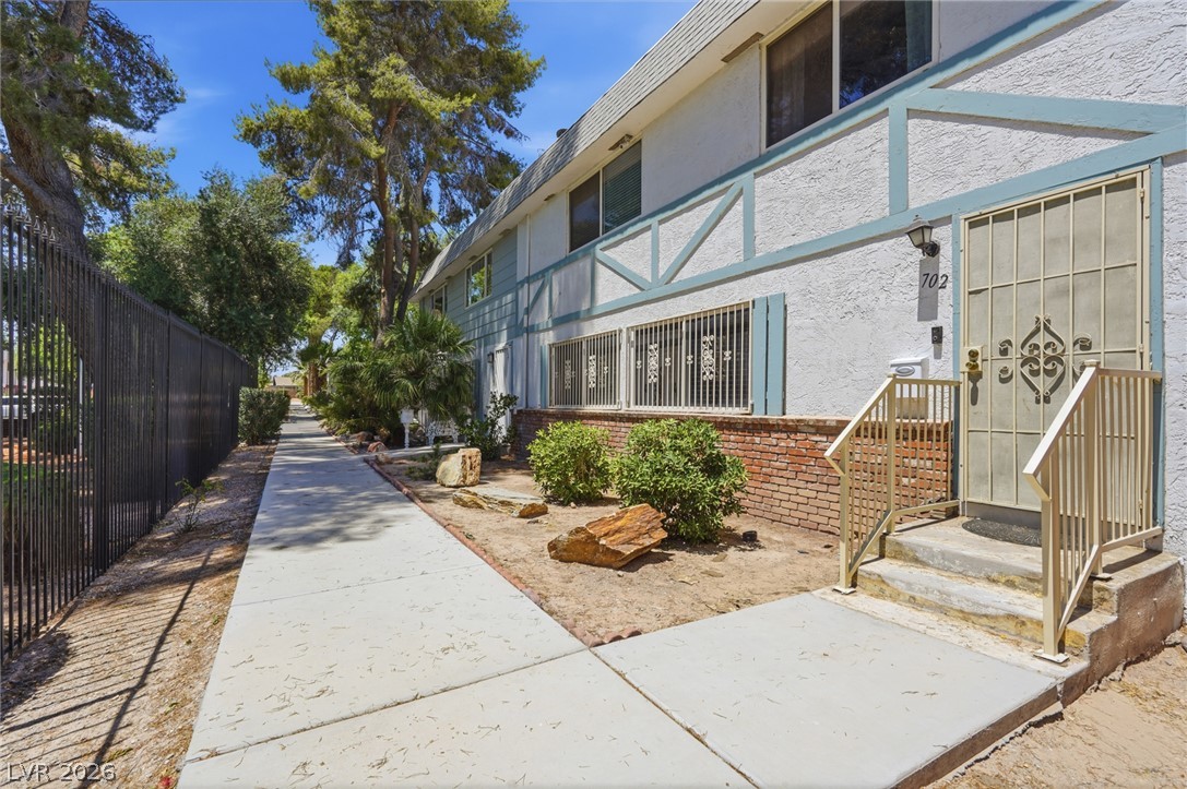 702 Greenbriar Townhouse Way — photo