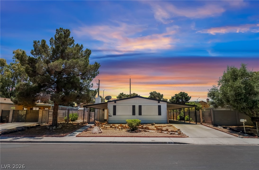 5235 Sir James Way — photo