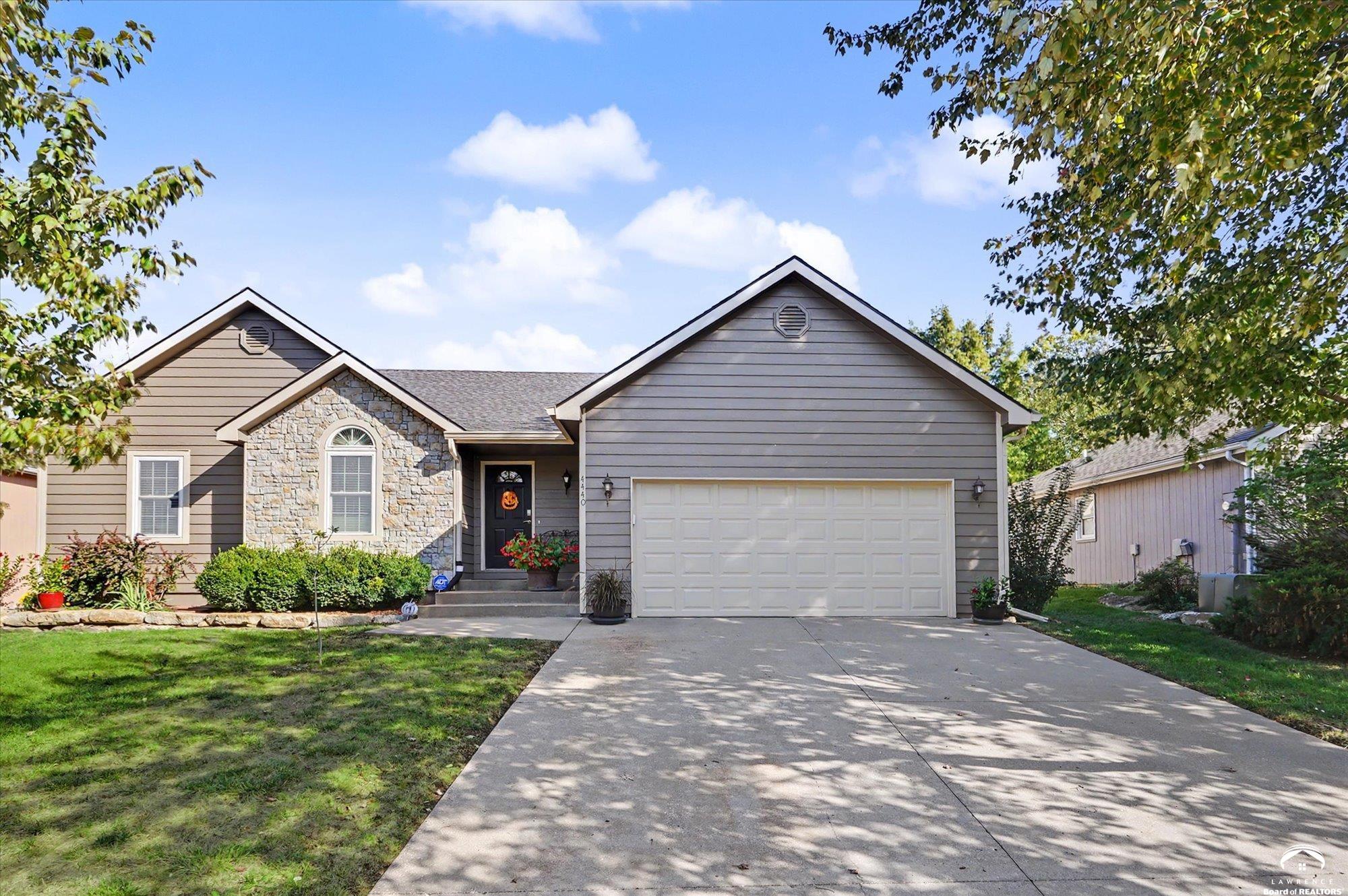 4440 Roundabout Circle — photo