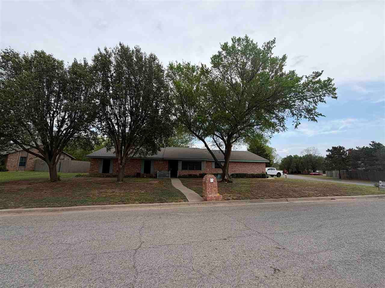 918 Pheasant Ln — photo