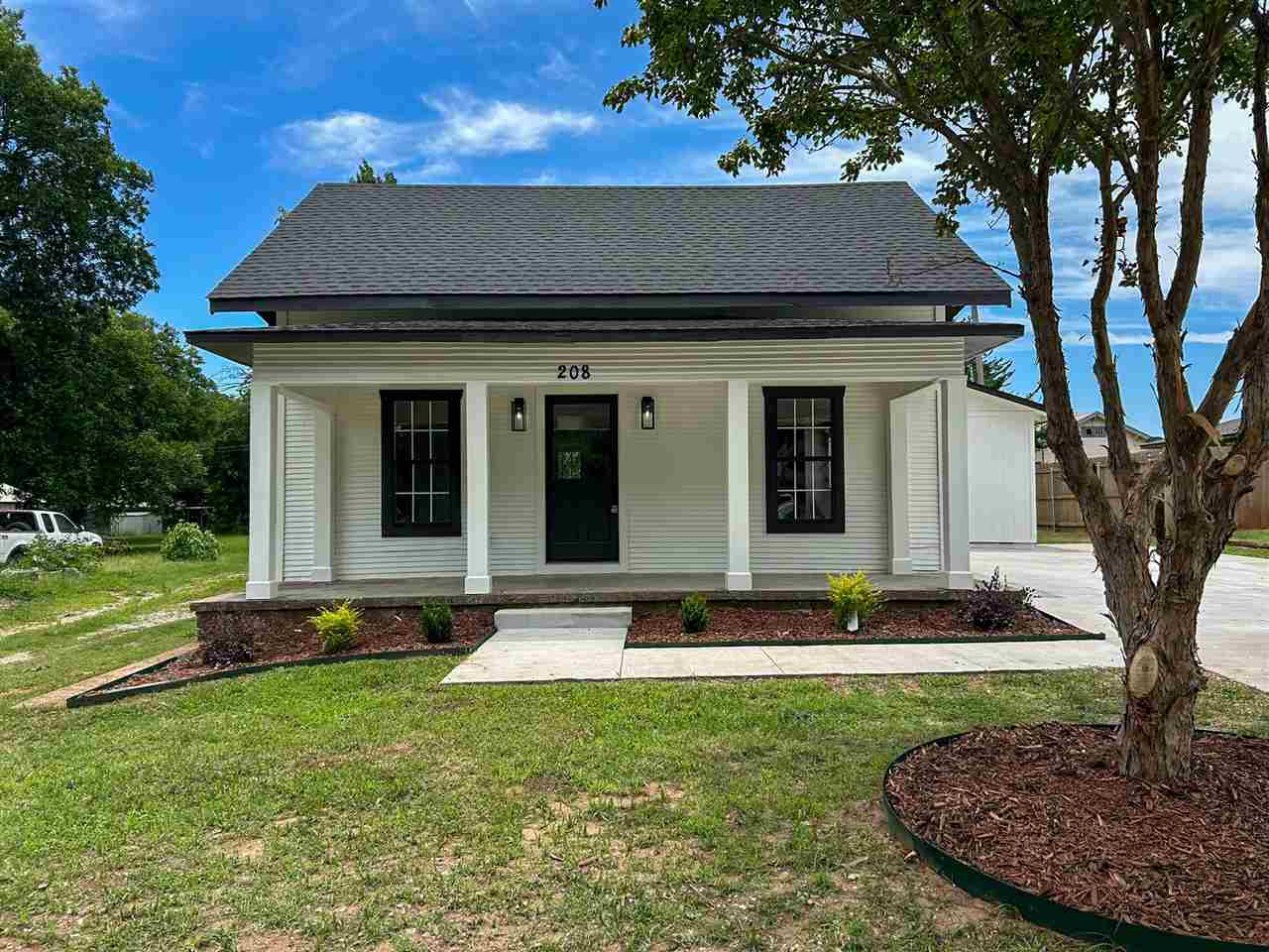 208 W Apache Street — photo