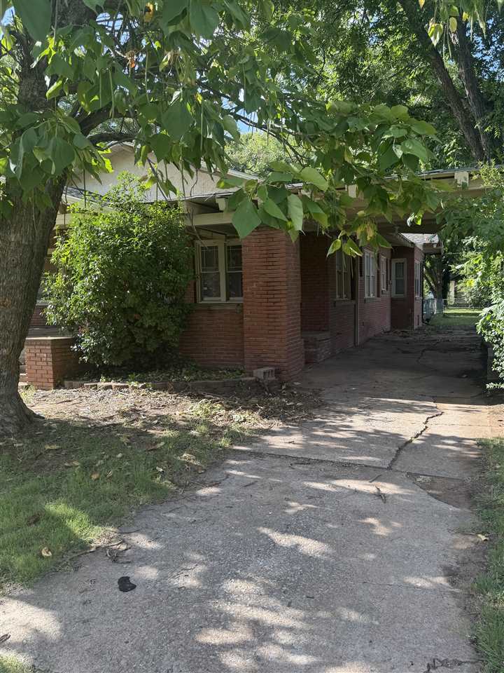 303 E Nebraska, Walters, TX 73572 — photo 2