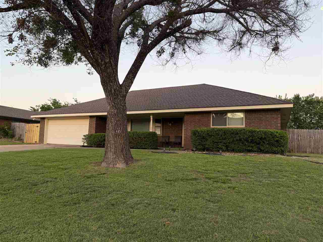 14 SE Camelot Dr. — photo
