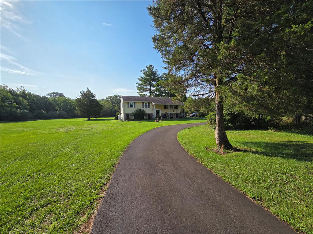 125 East Dark Hollow Road — photo