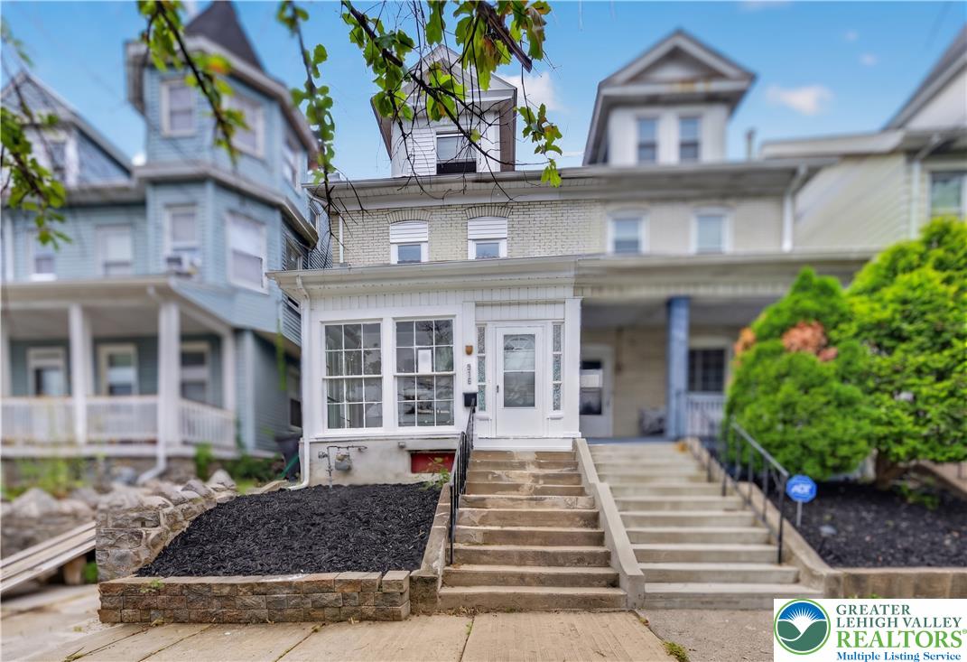 916 Center Street — photo