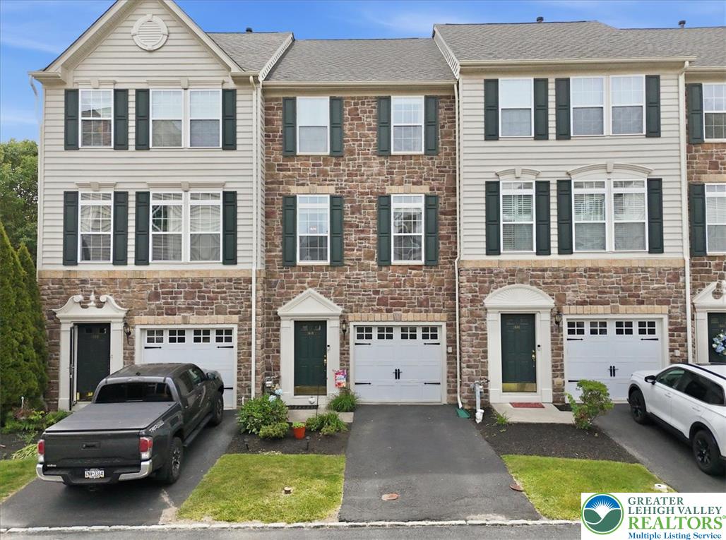1648 Oakridge Lane — photo