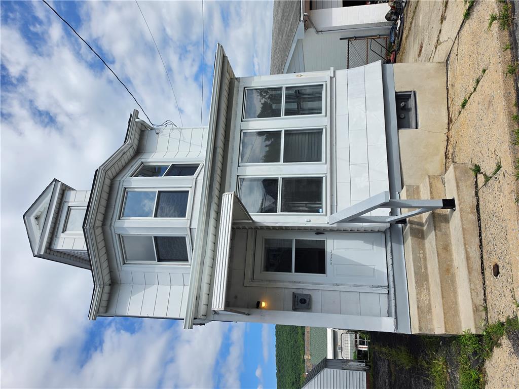 131 Early Avenue — photo