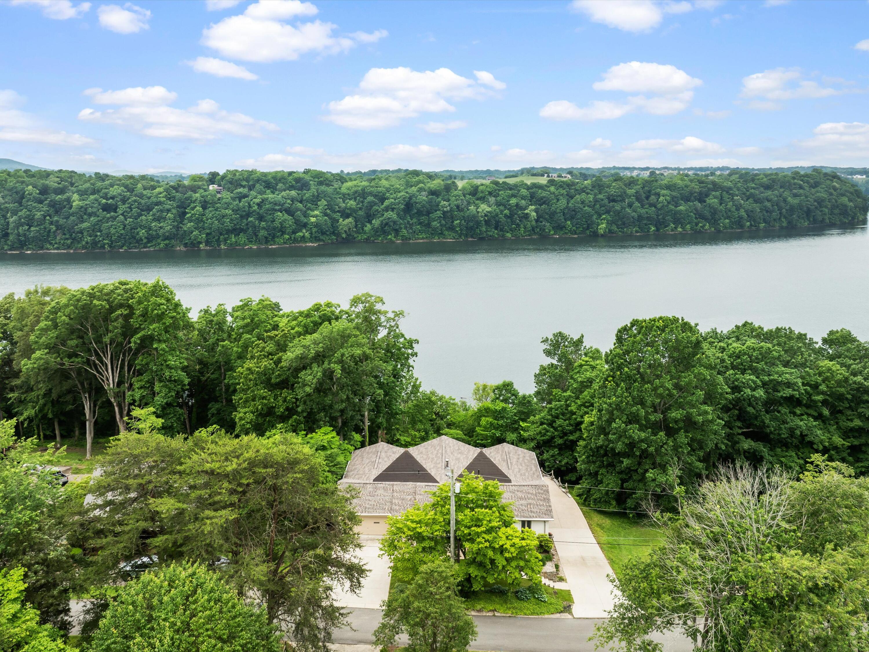 389 Lakeview Drive — photo