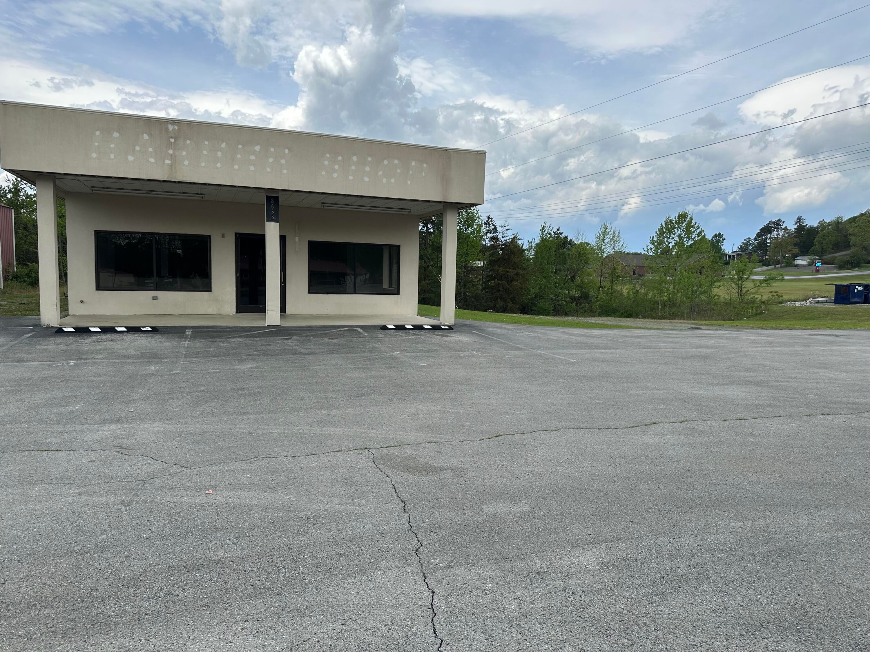 8669 US-25 — photo