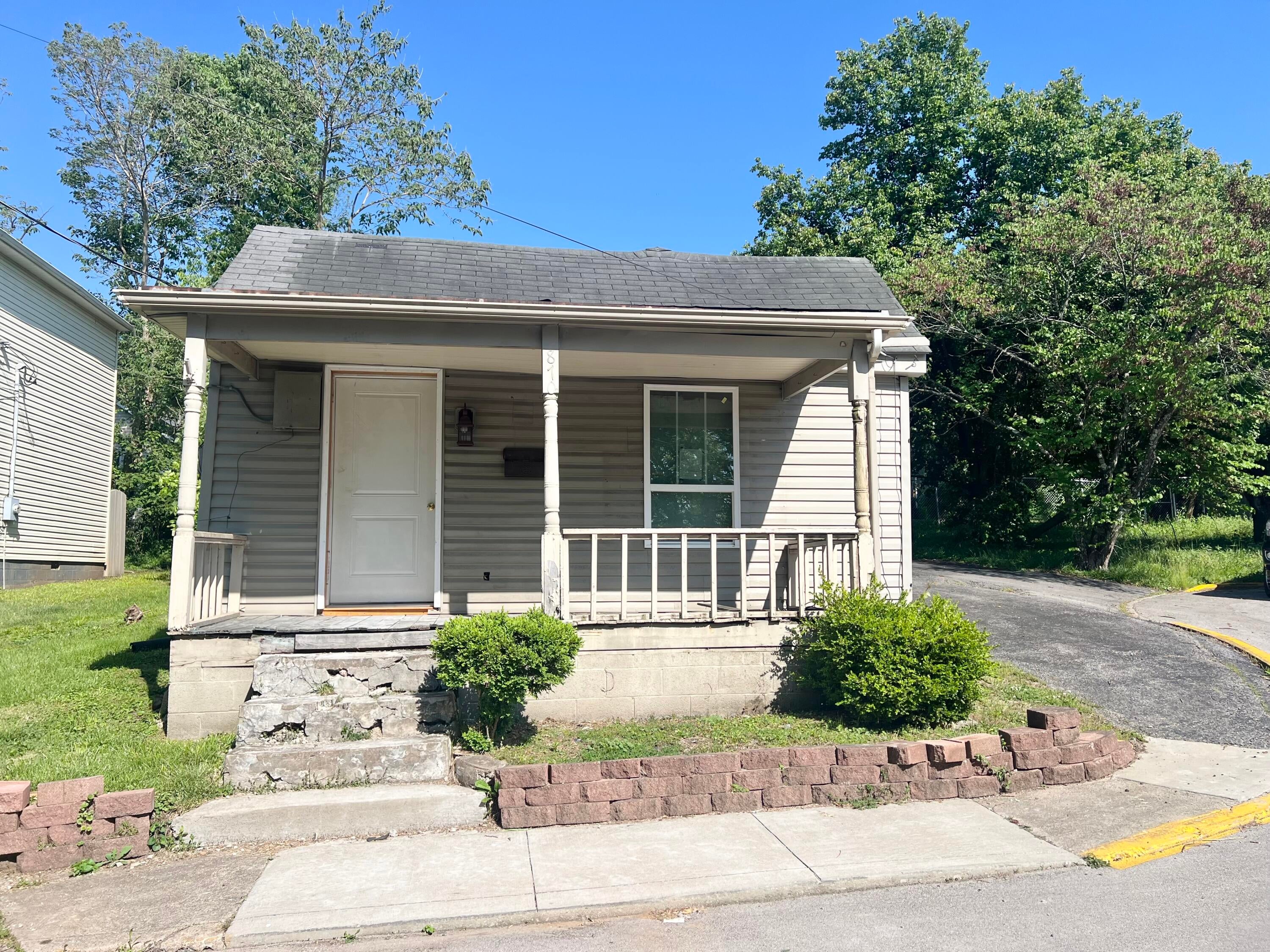 870 Lylesville Street — photo