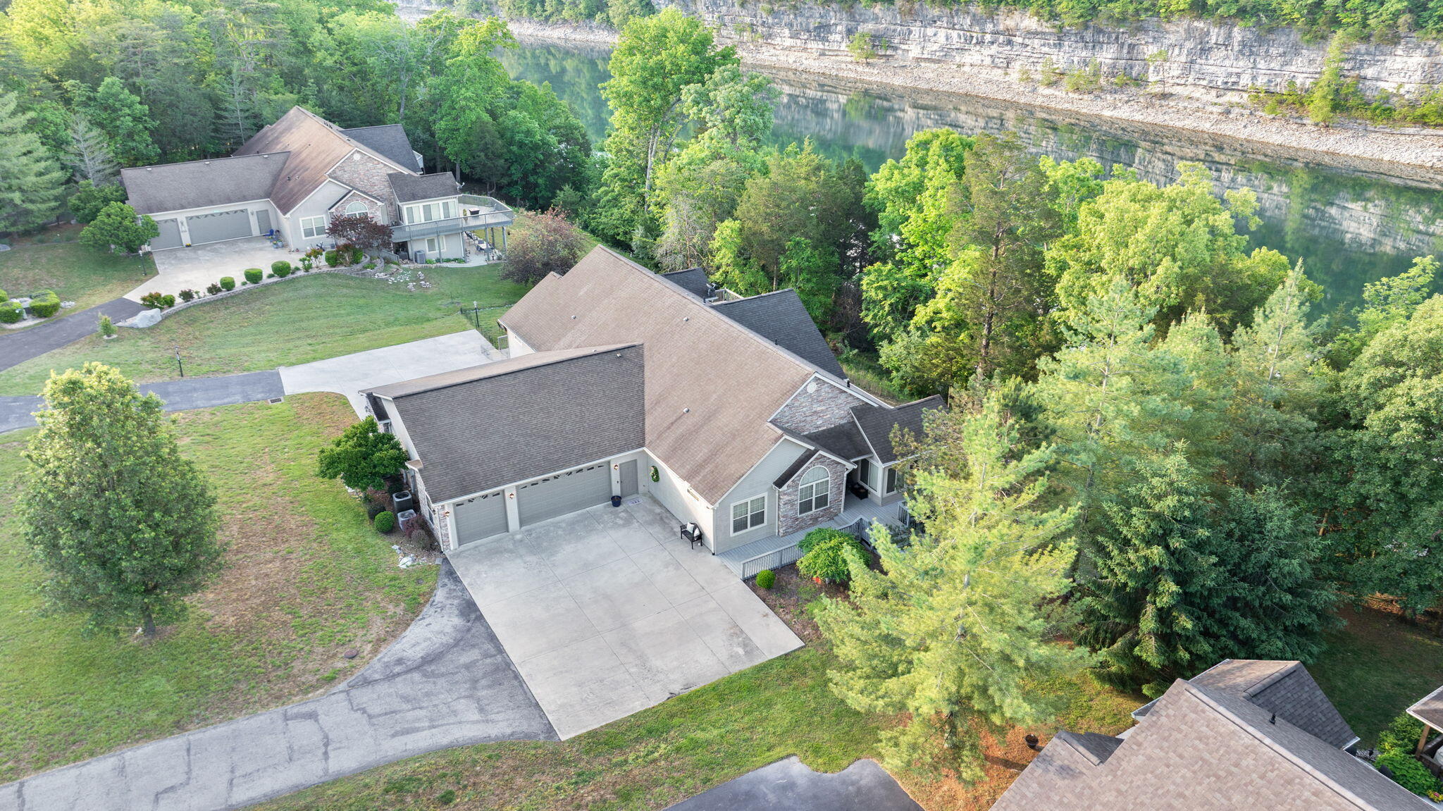 512 W Canterbury Drive — photo