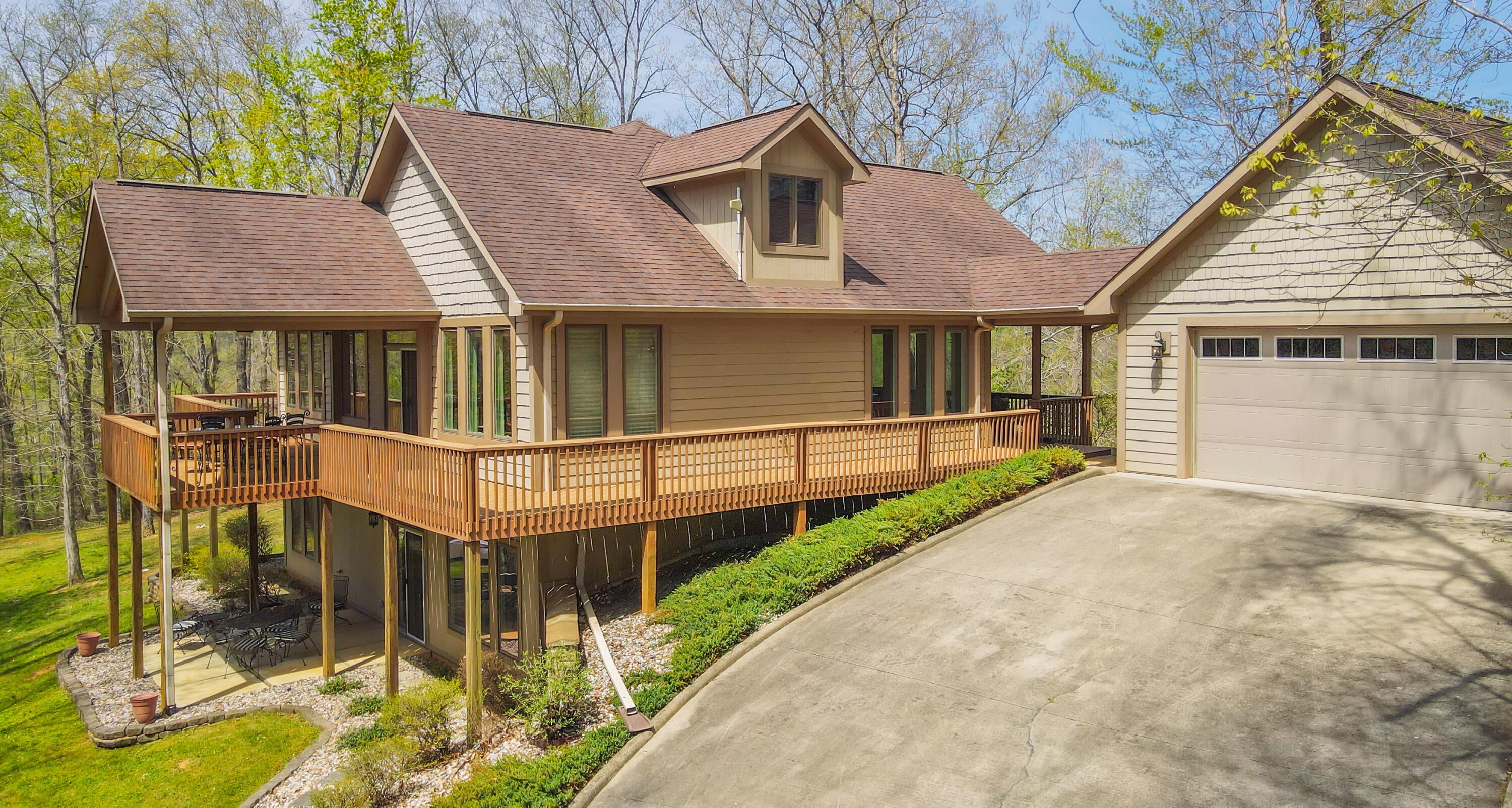 450 White Oak Drive — photo