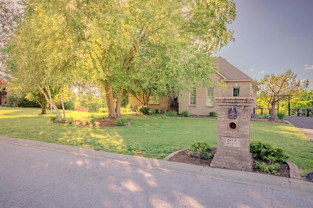 916 Country Oaks Drive — photo