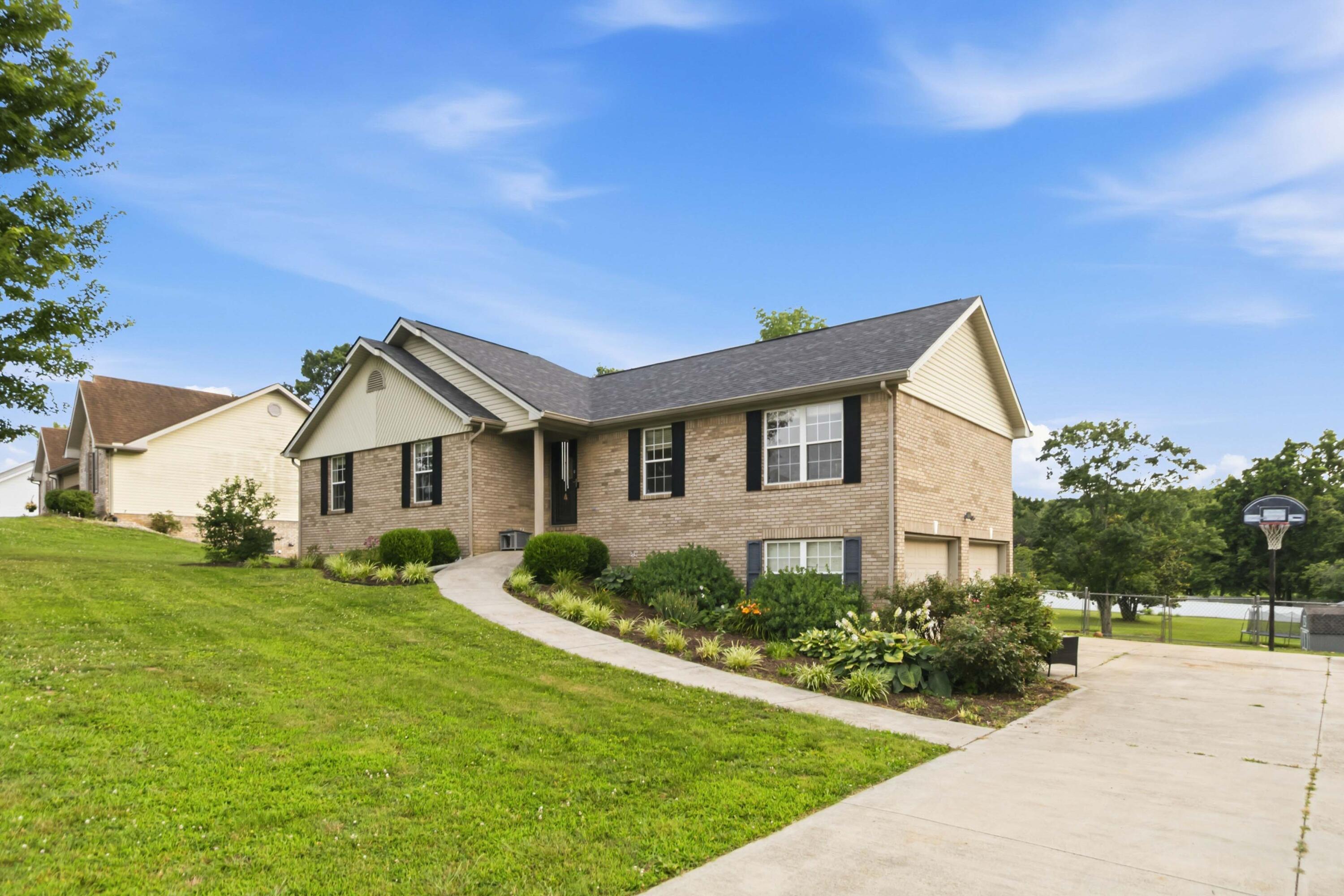 616 Woodview Drive — photo