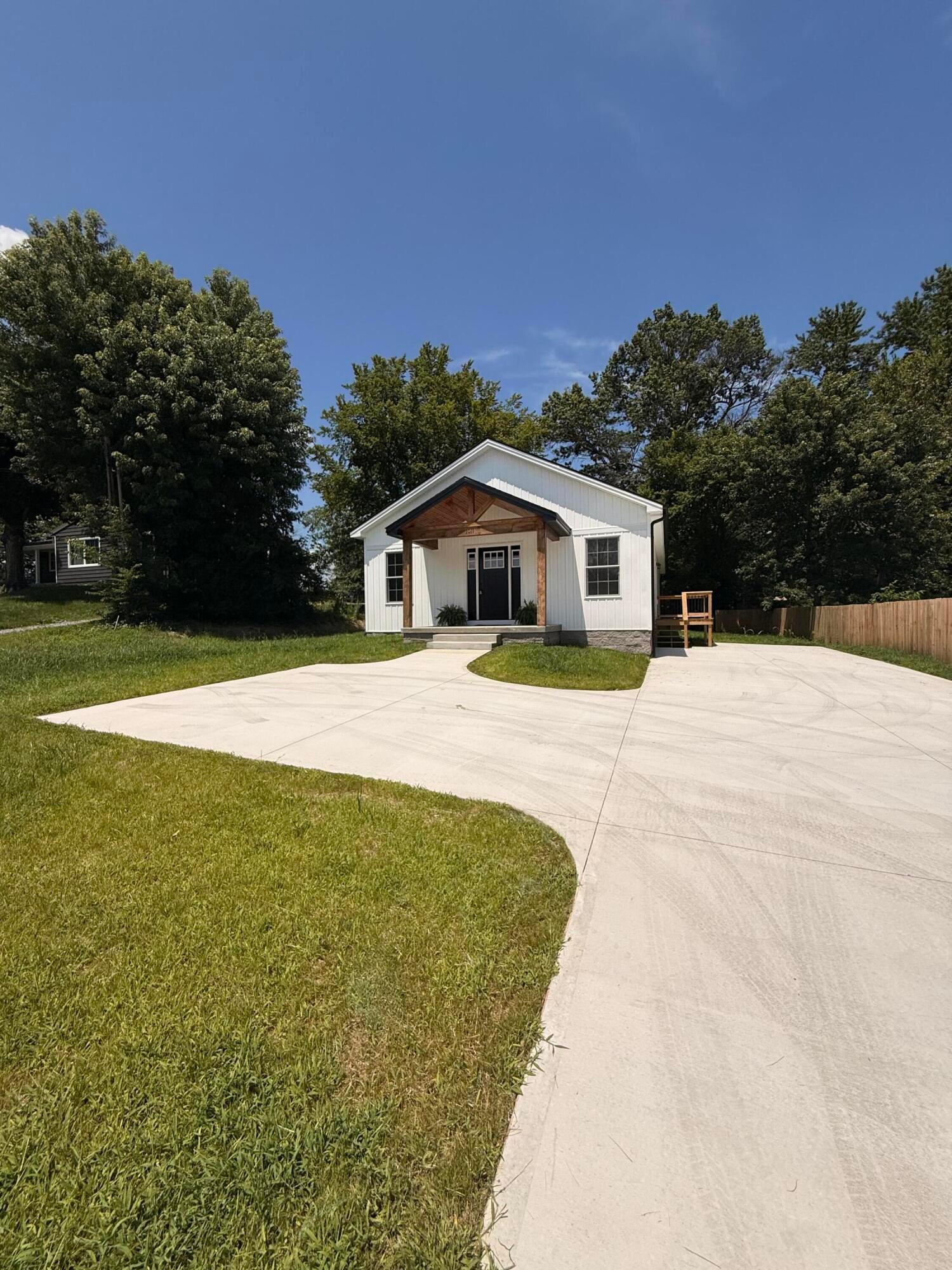 1011 W Shelby Street — photo