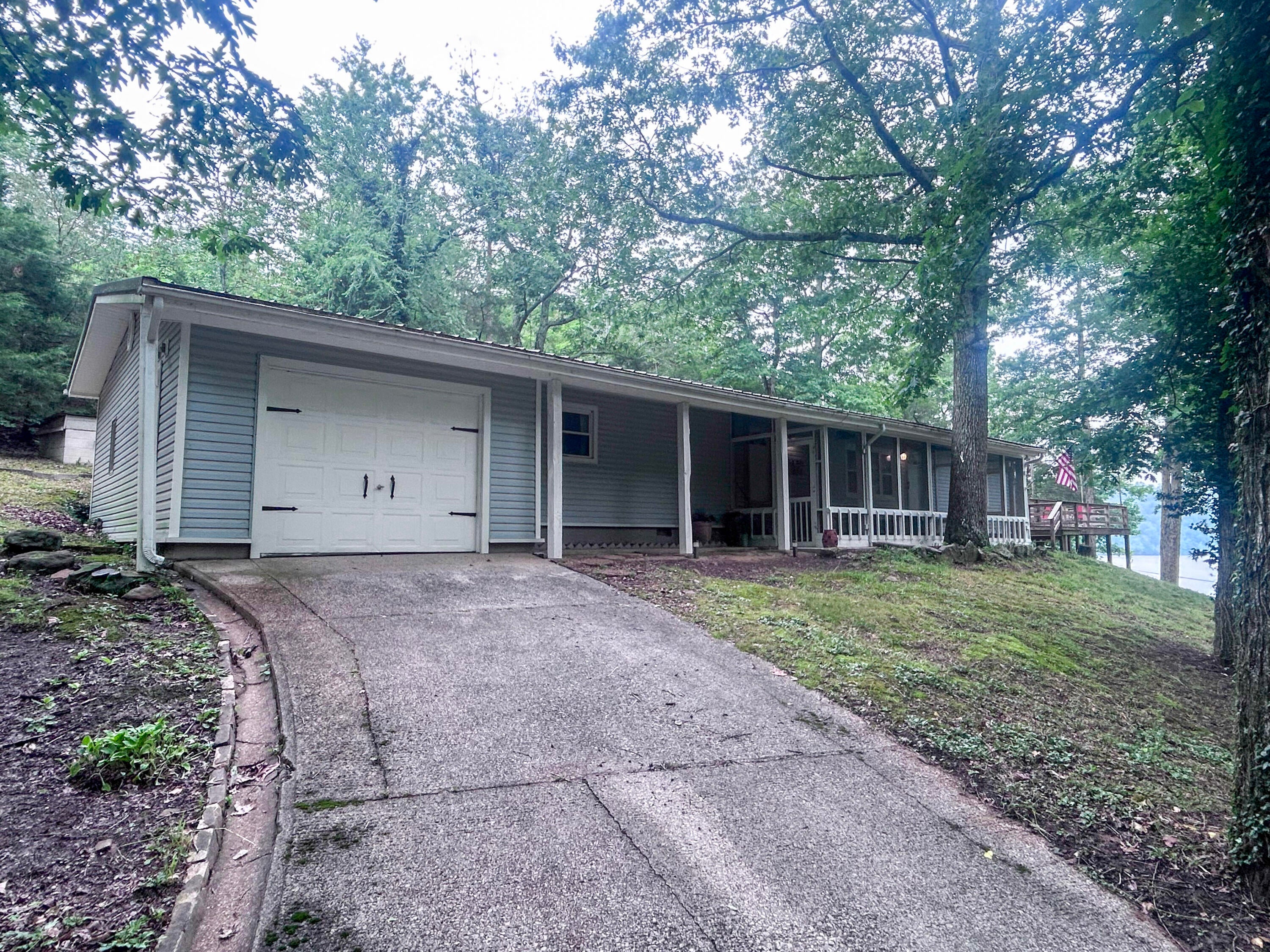 305 Lakeshore Drive — photo