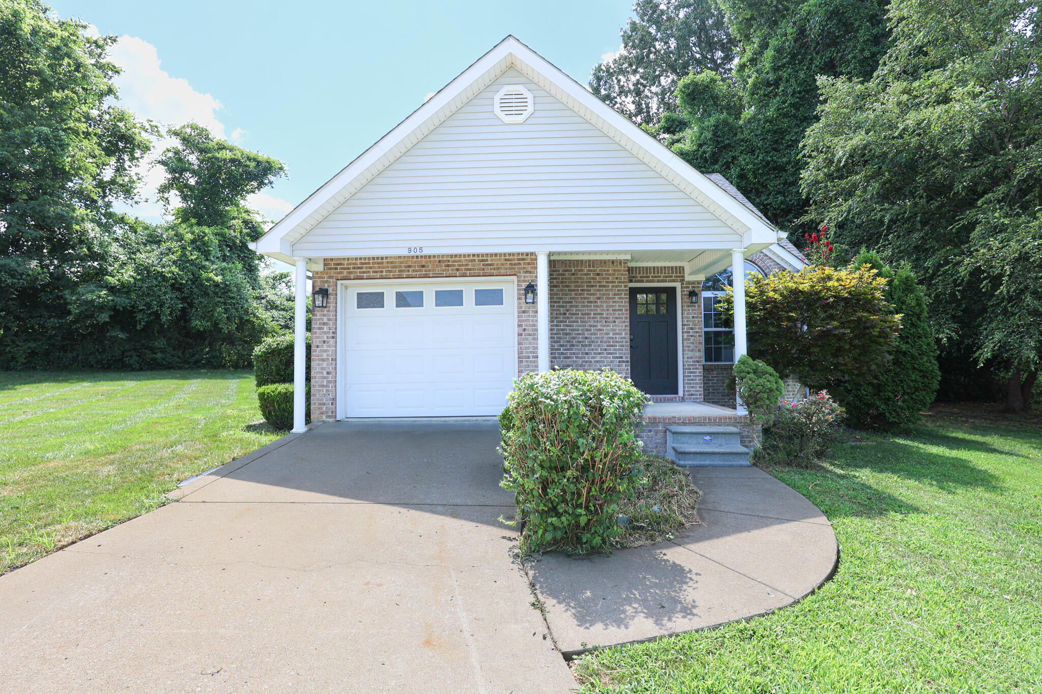 905 Stonebrook Court — photo