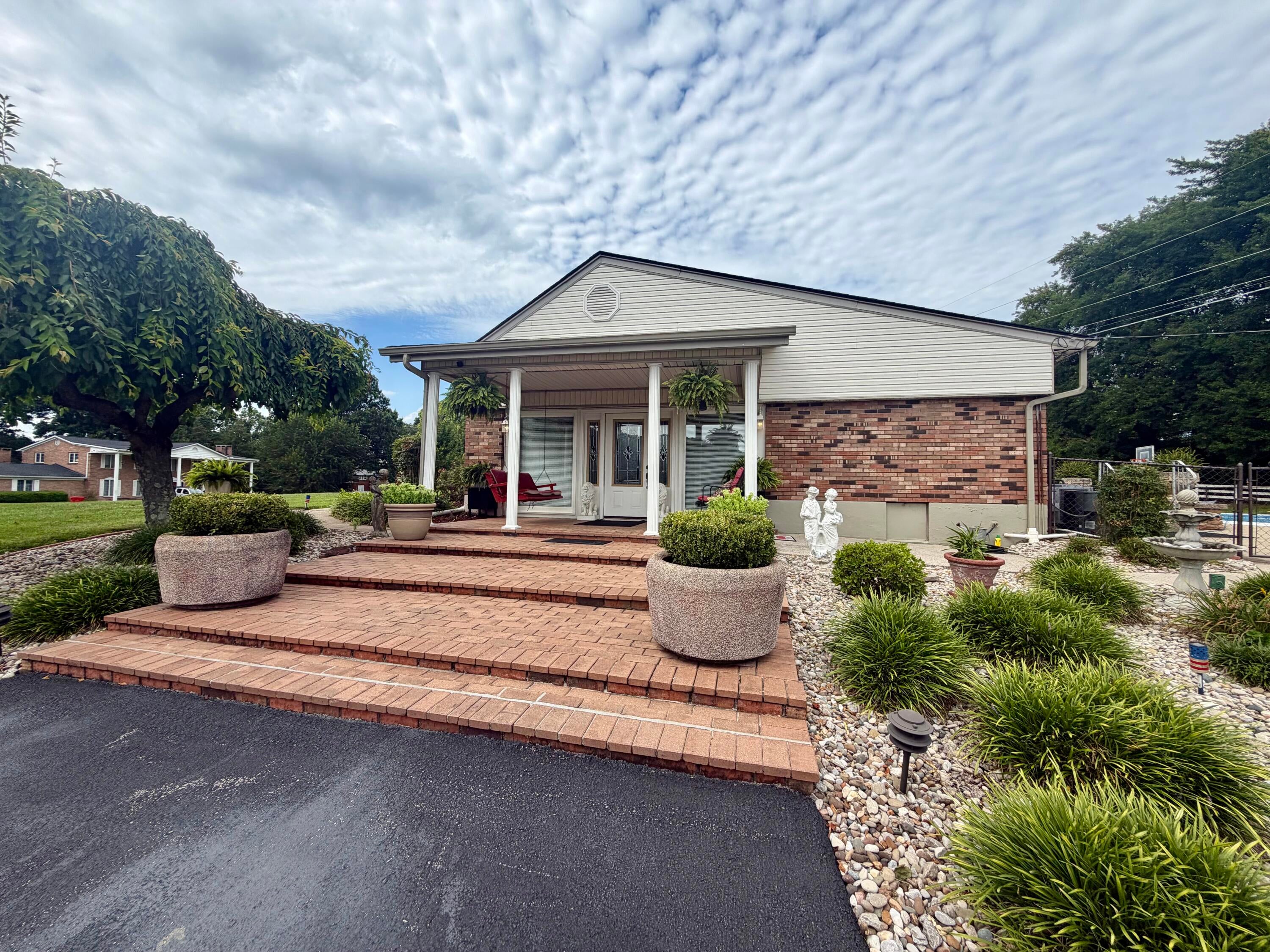 415 S Dogwood Drive — photo
