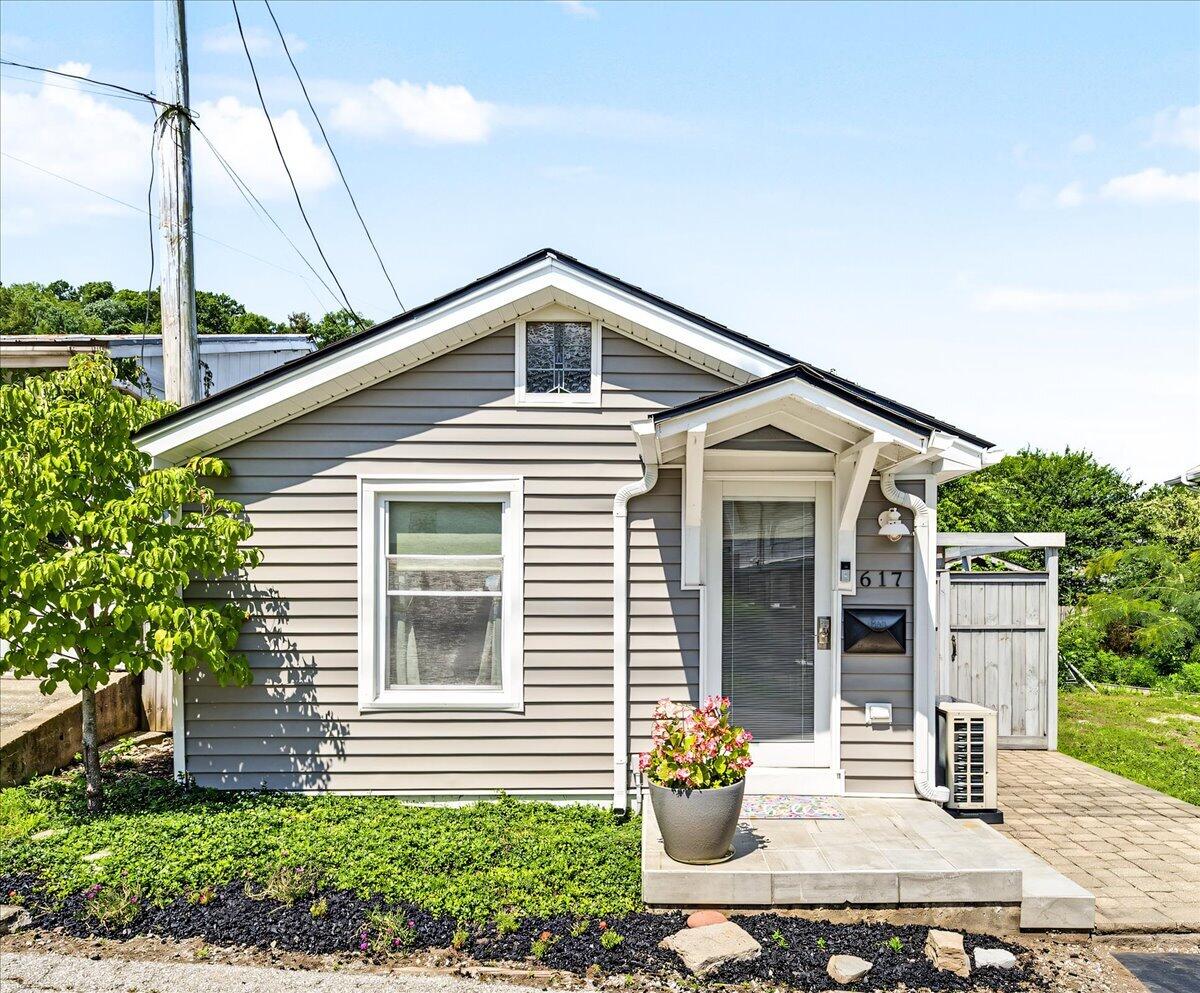 617 Shaw Lane — photo