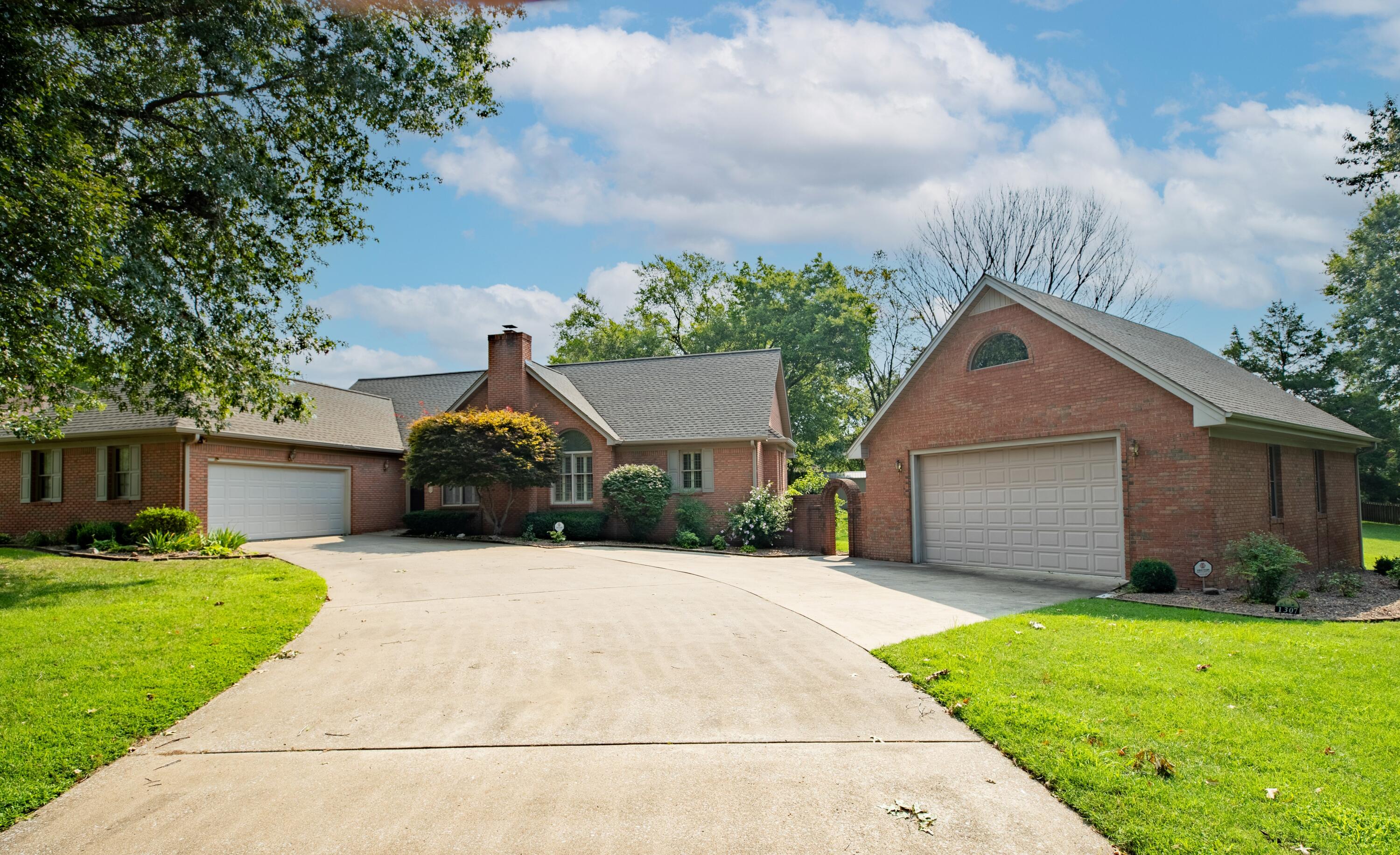 1307 Fleetwood Drive — photo