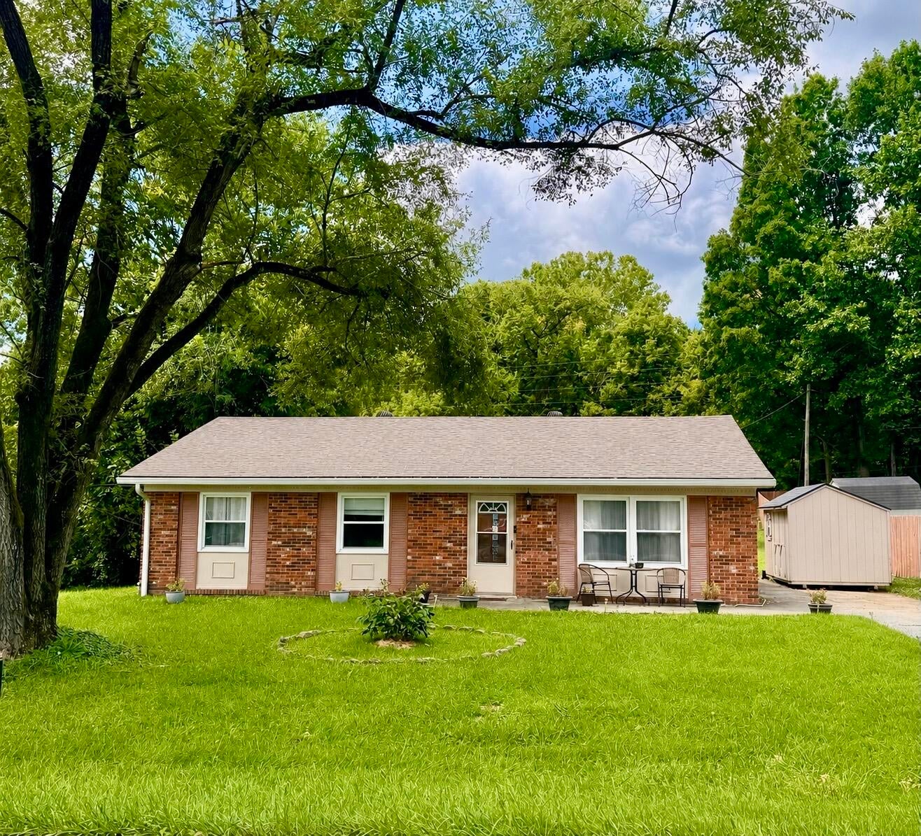 33 Meadowbrook Drive — photo