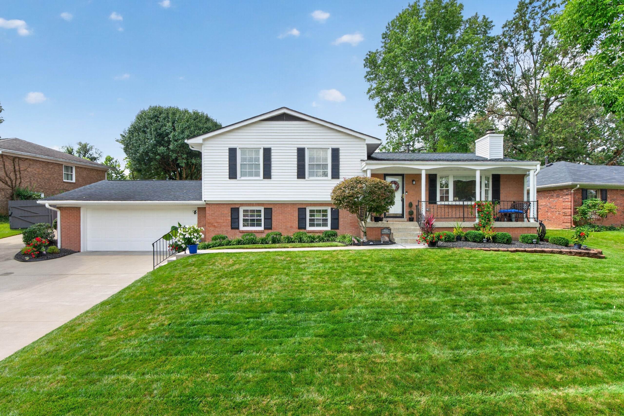 916 Edgewater Drive — photo