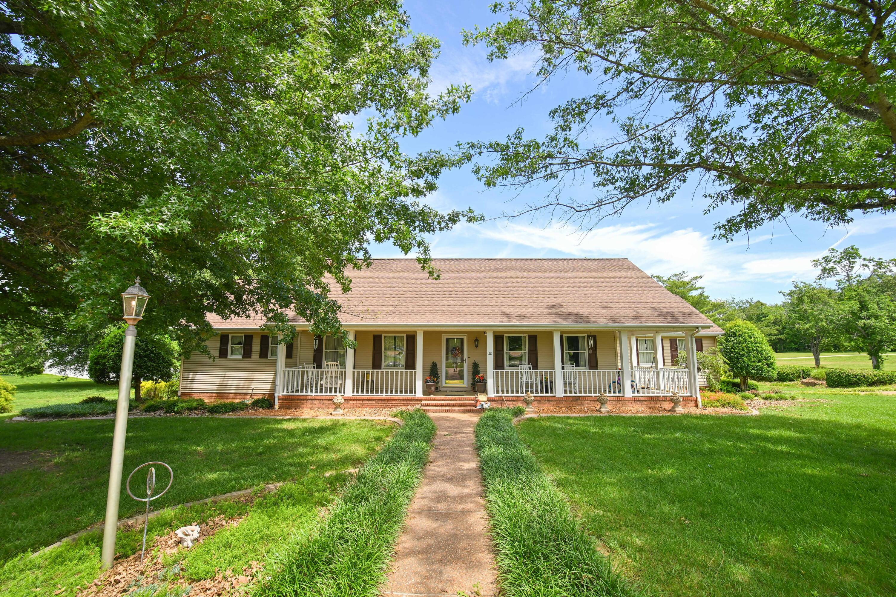 101 Willowcreek Road — photo