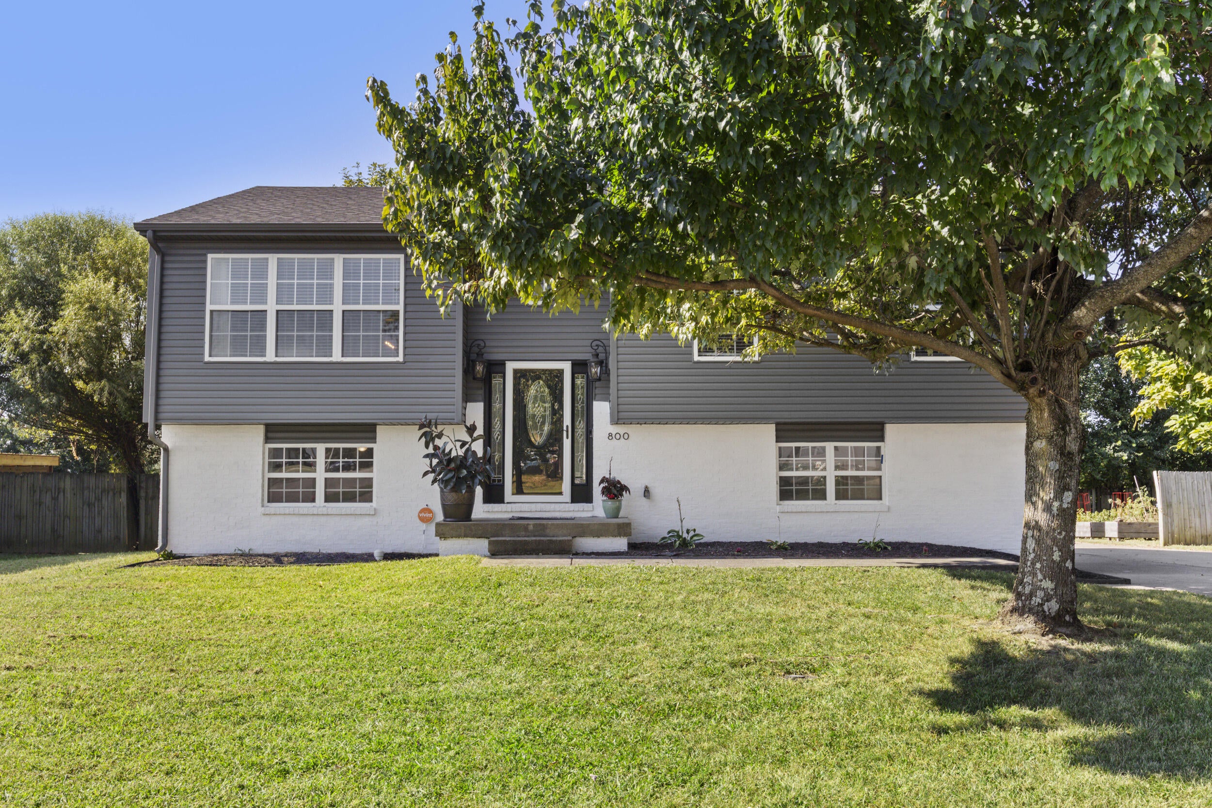 800 Pinoak Drive — photo