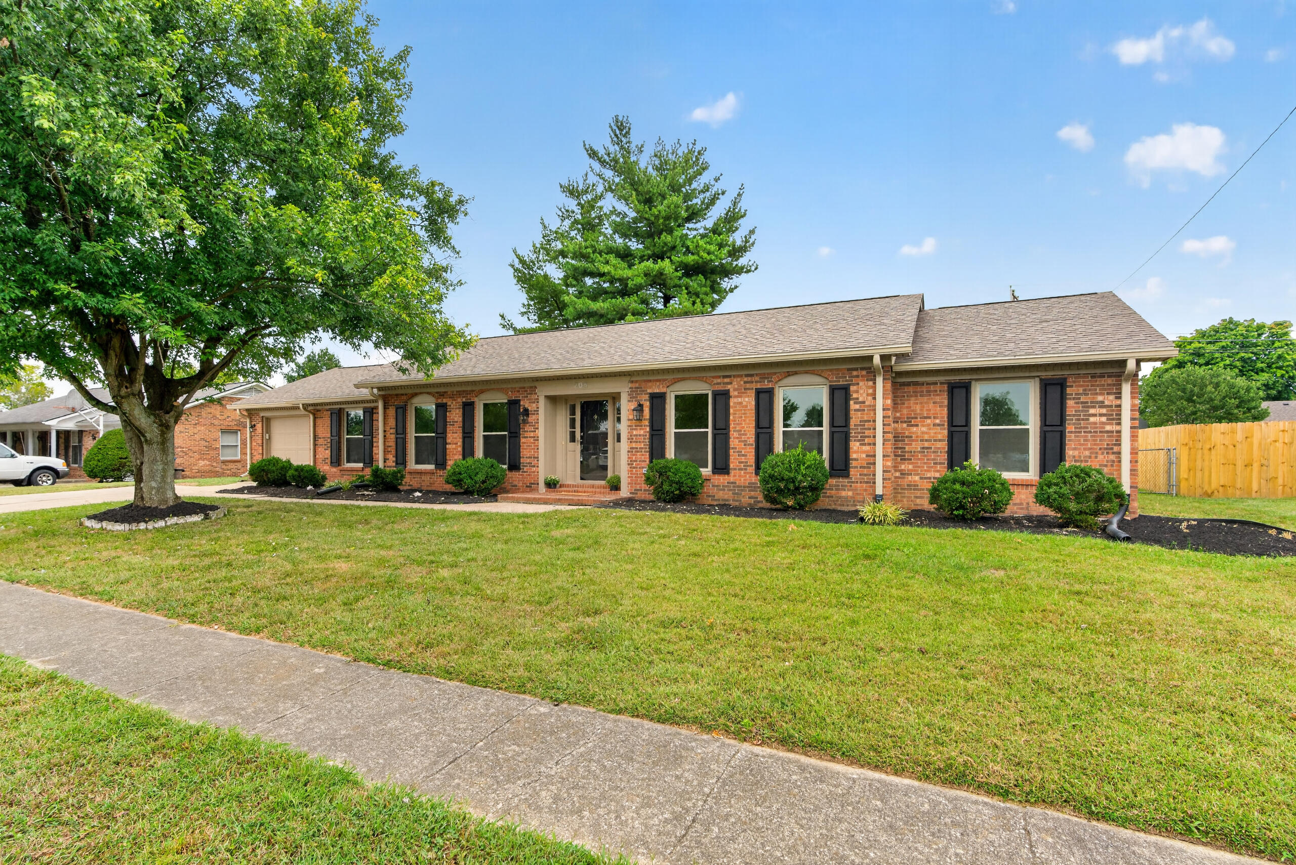 206 E Edgewood Drive — photo