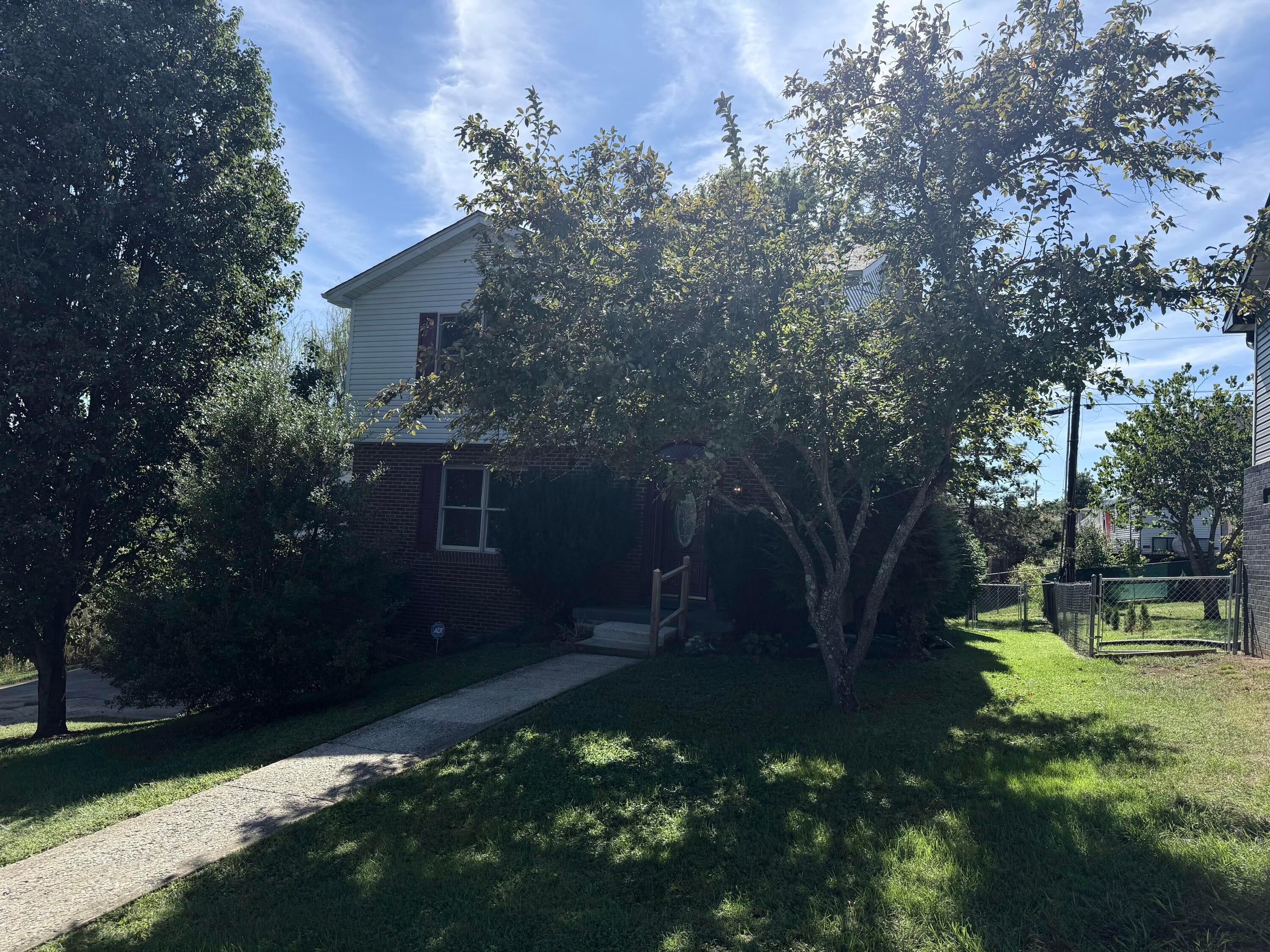 206 Rookwood Court — photo