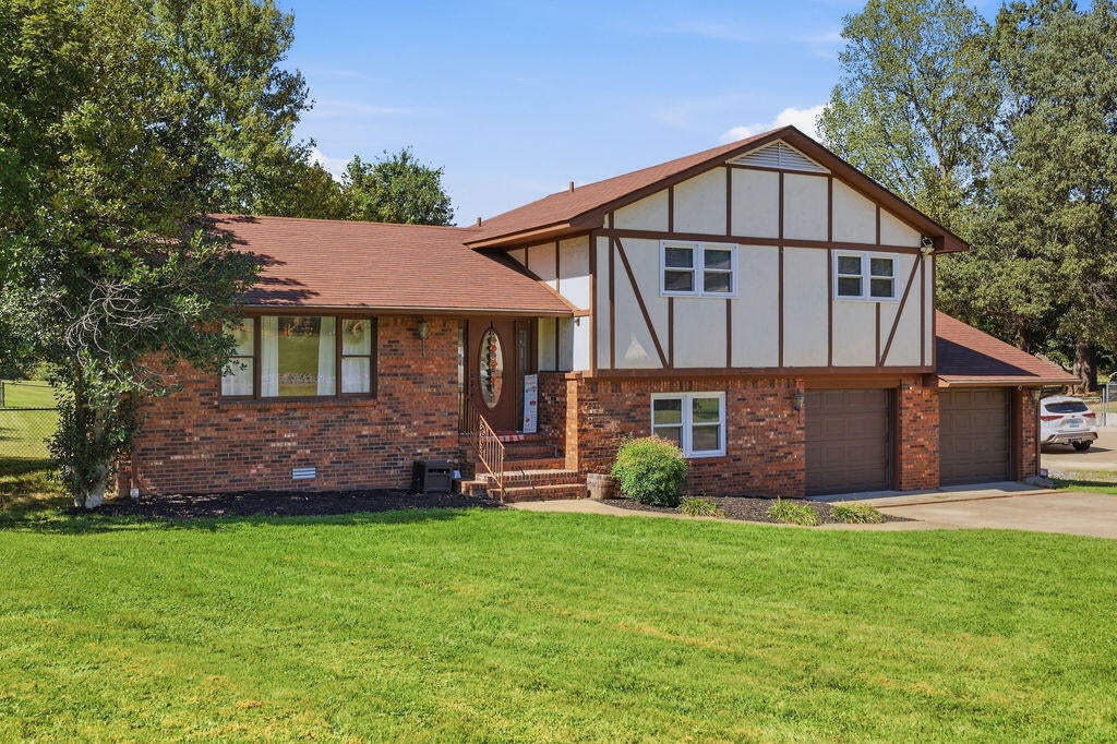 141 Skylark Drive — photo
