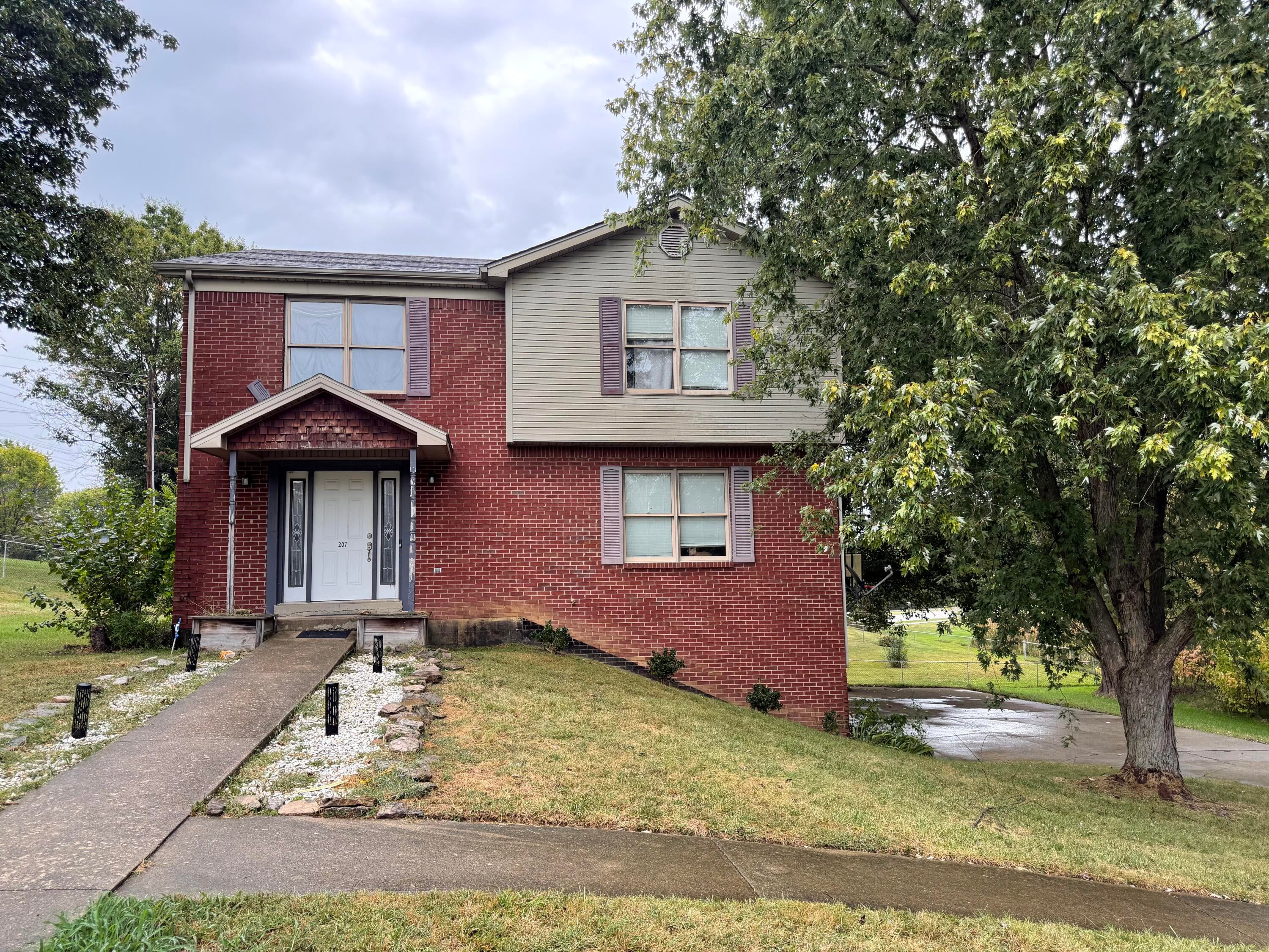 207 Rookwood Court — photo