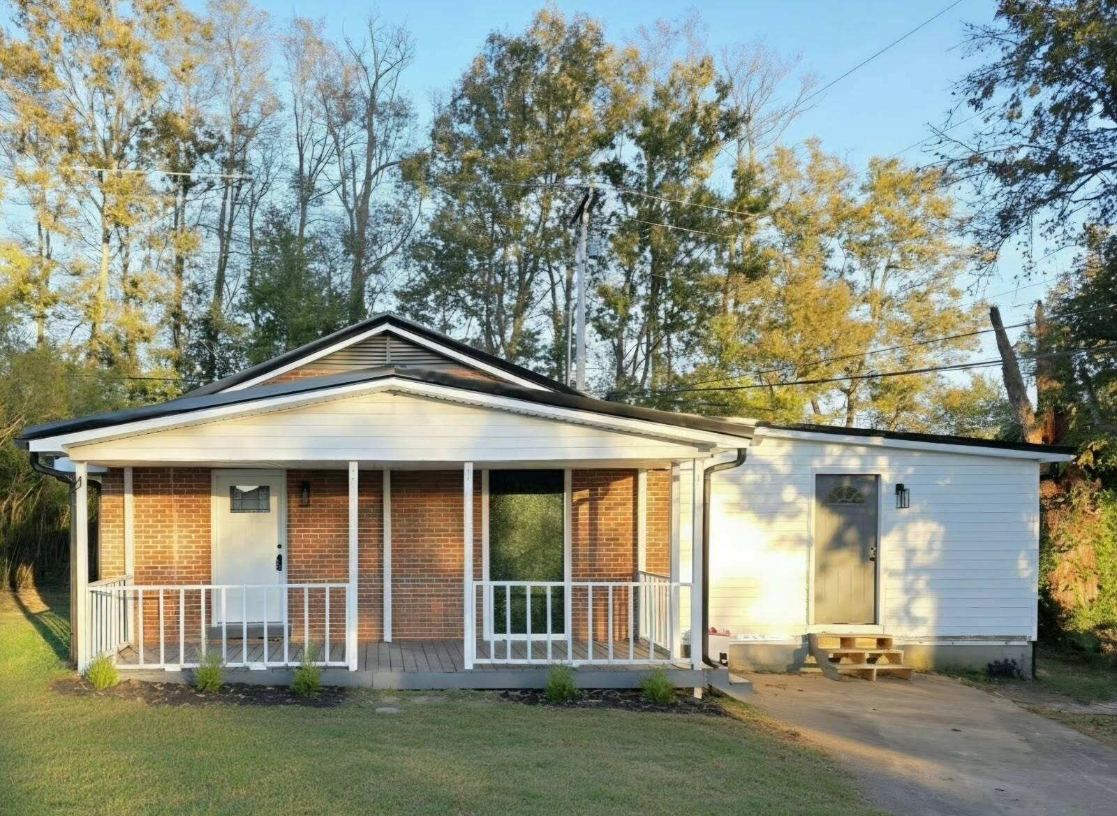 553 Queensway Drive — photo