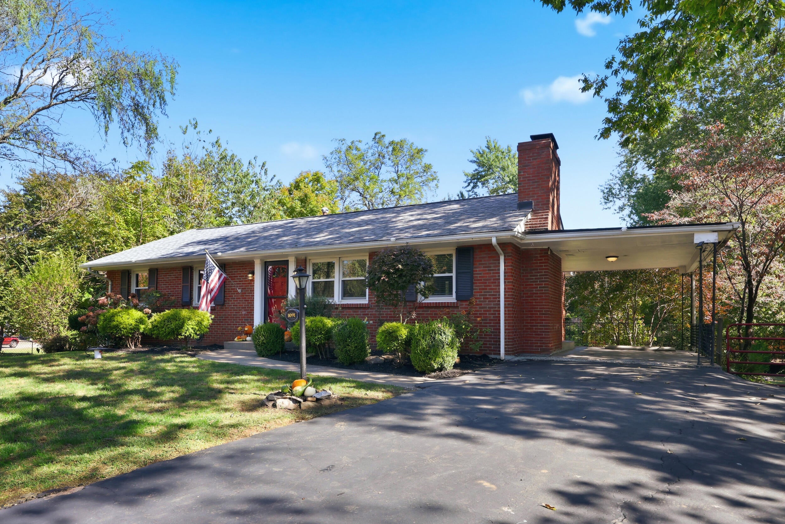 1091 Claridge Court — photo